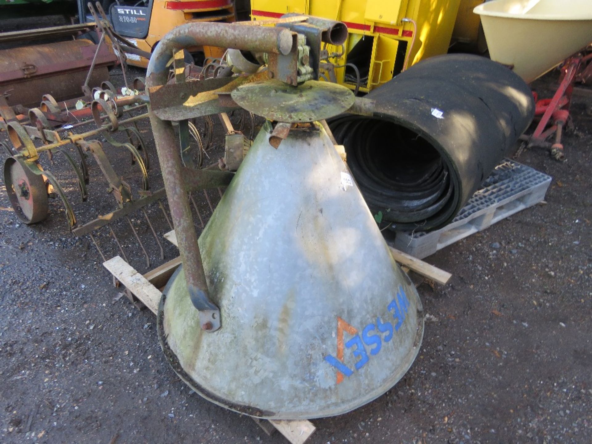 WESSEX 300 SMALL SIZED FERTILISER SPREADER. THIS LOT IS SOLD UNDER THE AUCTIONEERS MARGIN SCHEME