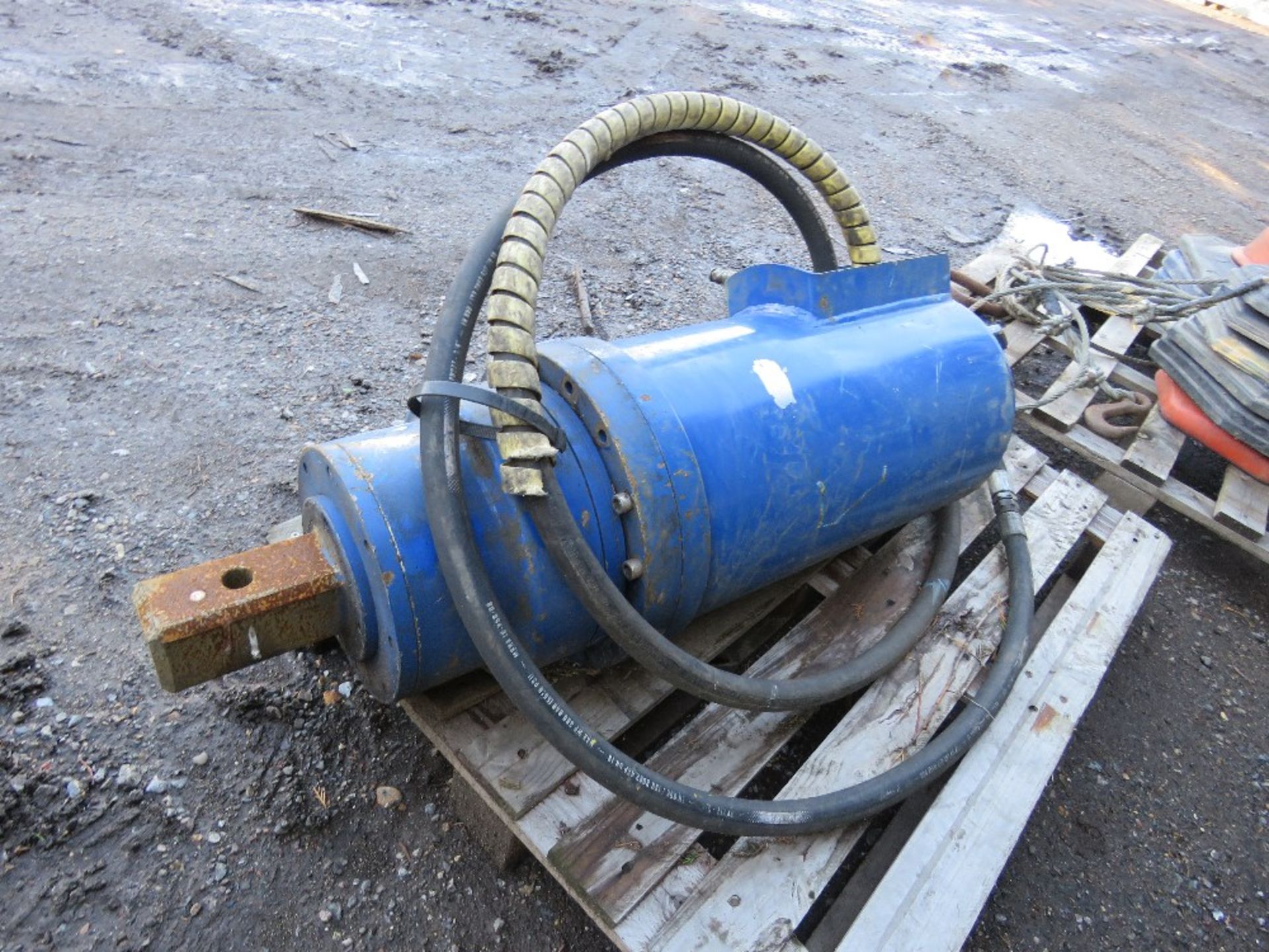 LARGE SIZED AUGER DRIVE HEAD WITH 75MM SQUARE DRIVE SHAFT. - Image 3 of 4