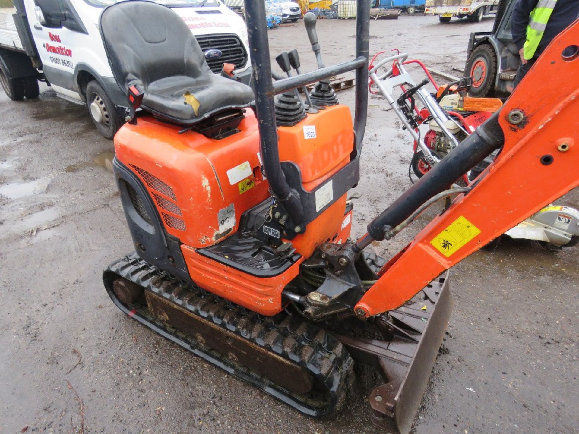 KUBOTA U10-3 MICRO EXCAVATOR YEAR 2014 WITH 3NO BUCKETS. SN:JKUU0103C01H23181 2577 REC HOURS. DIR - Image 4 of 10