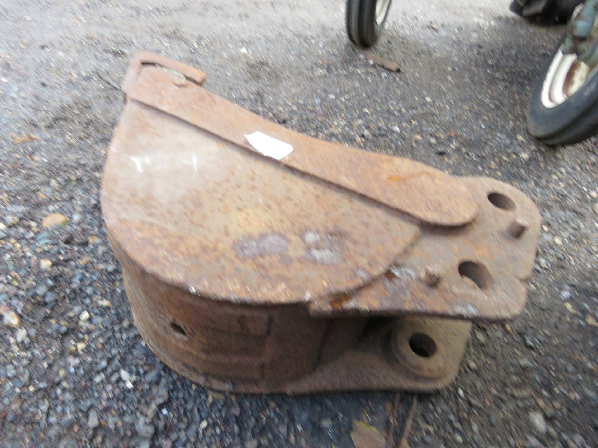 EXCAVATOR BUCKET ON 40MM PINS, 10 INCH WIDTH APPROX. - Image 2 of 2