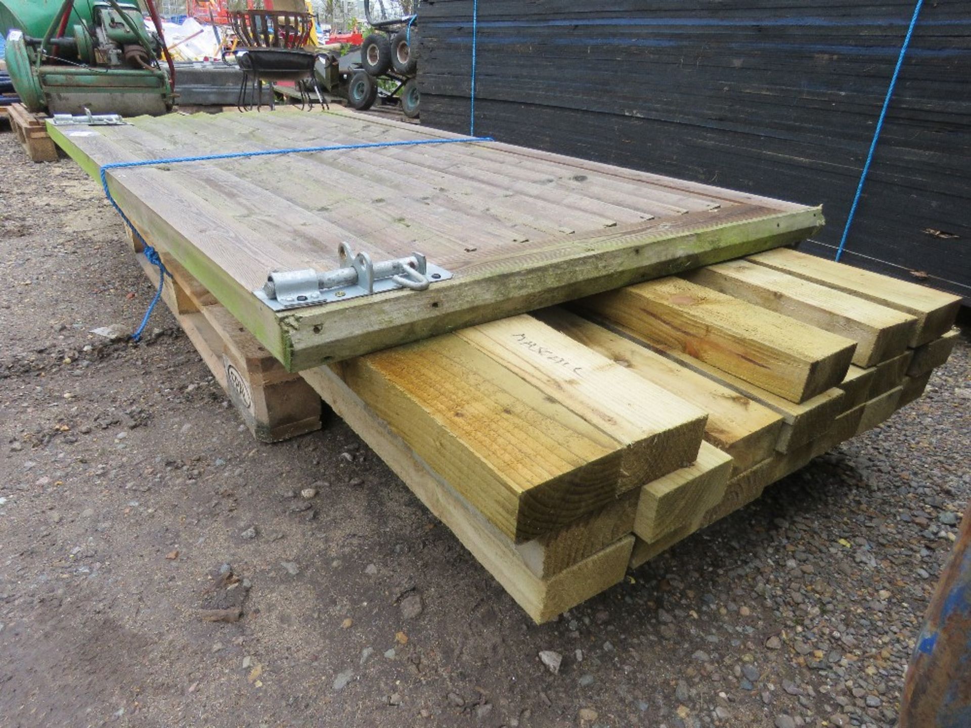 WOODEN GATE PLUS 19NO TIMBER POSTS 4" X 2" @ 2.4M LENGTH APPROX. THIS LOT IS SOLD UNDER THE AUCTI - Image 4 of 4