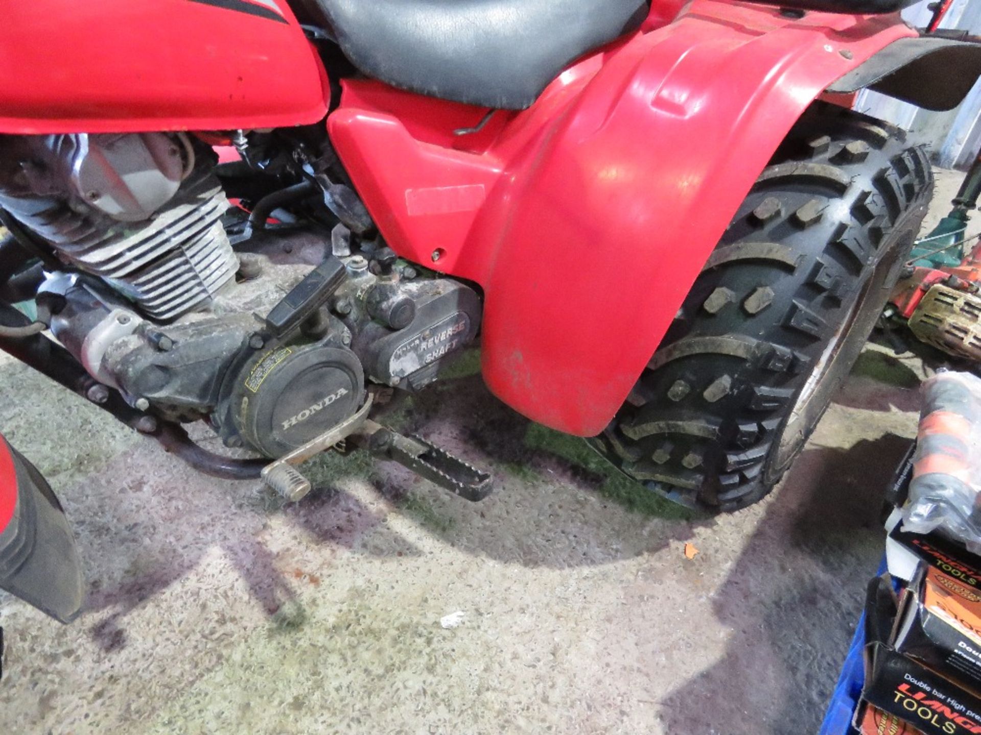 HONDA 3 WHEELED BIKE BIG RED TYPE. THIS LOT IS SOLD UNDER THE AUCTIONEERS MARGIN SCHEME, THEREFO - Image 5 of 9