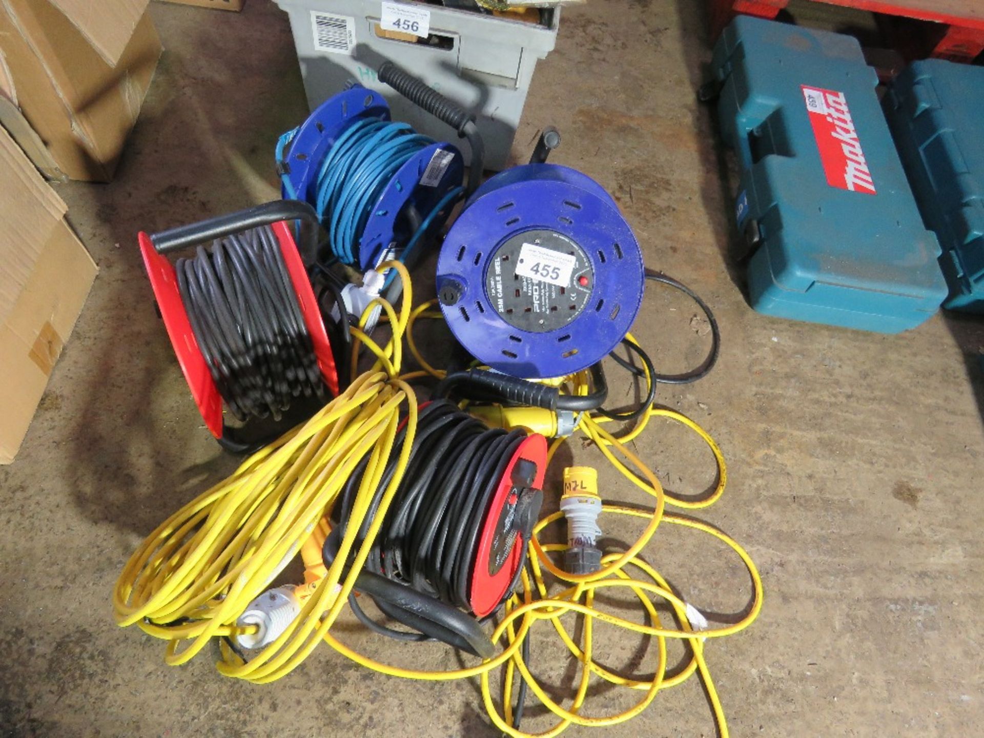 QUANTITY OF EXTENSION LEADS.