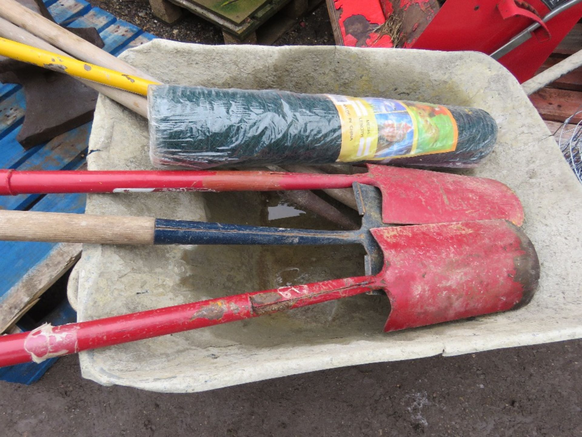 WHEELBARROW, TOOLS & FENCING WIRE. THIS LOT IS SOLD UNDER THE AUCTIONEERS MARGIN SCHEME, THEREFOR - Image 4 of 4