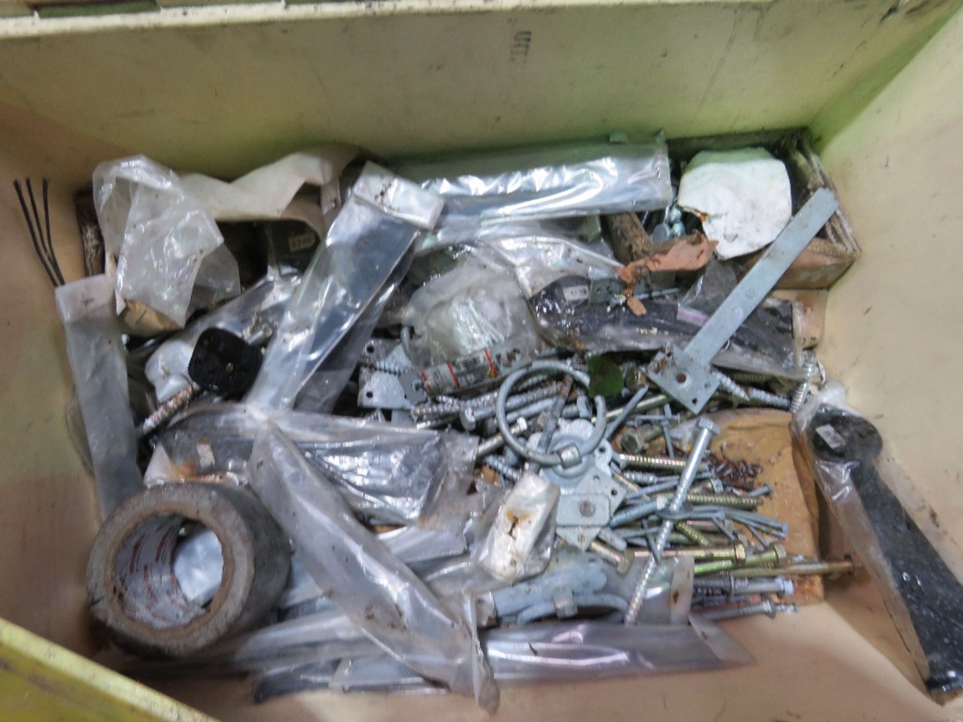 BOX OF FIXINGS AND SUNDRIES. THIS LOT IS SOLD UNDER THE AUCTIONEERS MARGIN SCHEME, THEREFORE NO V - Image 3 of 5