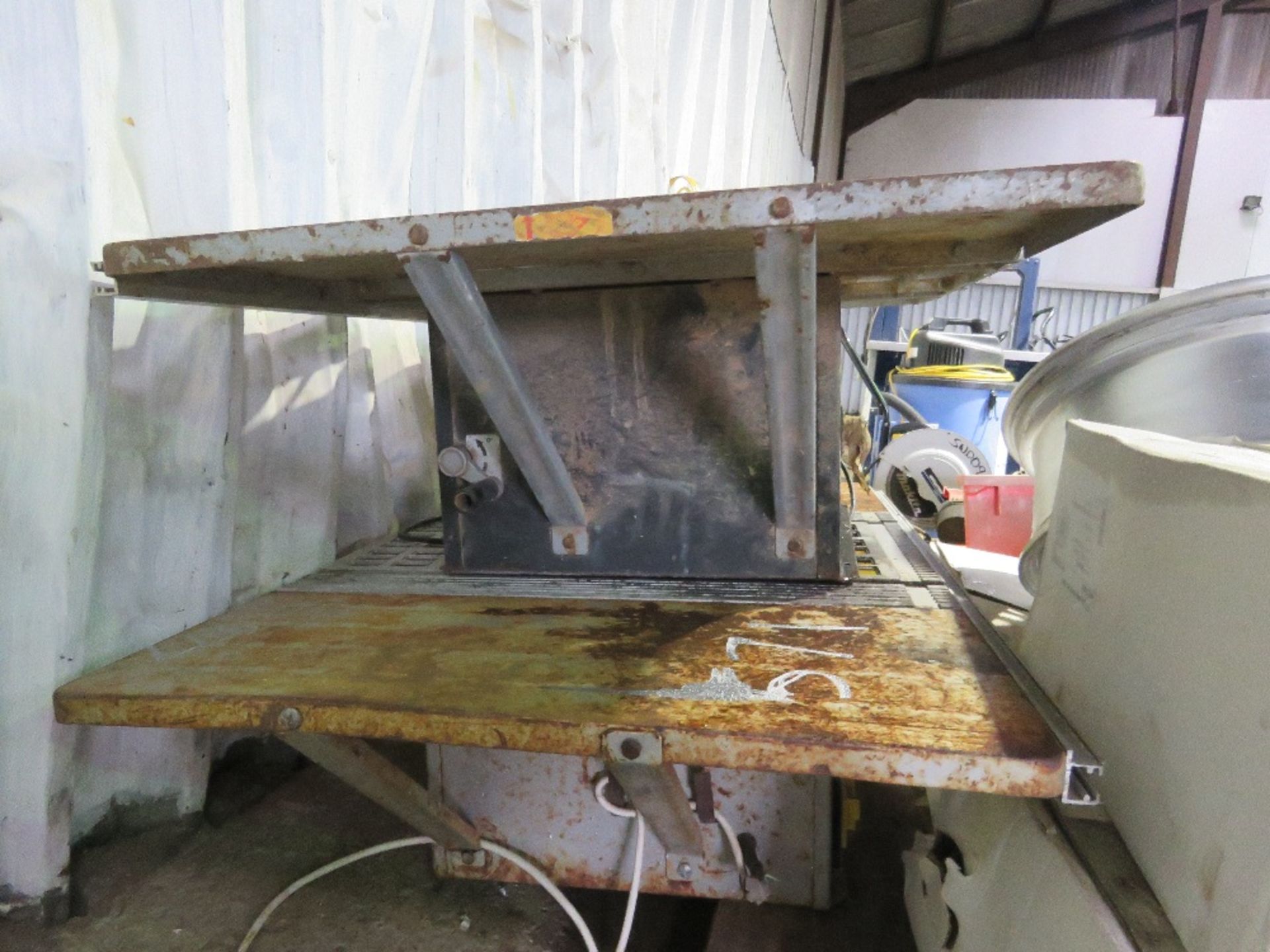 2 X 240V POWERED WOOD CUTTING SAW BENCHES. THIS LOT IS SOLD UNDER THE AUCTIONEERS MARGIN SCHEME, - Image 2 of 4