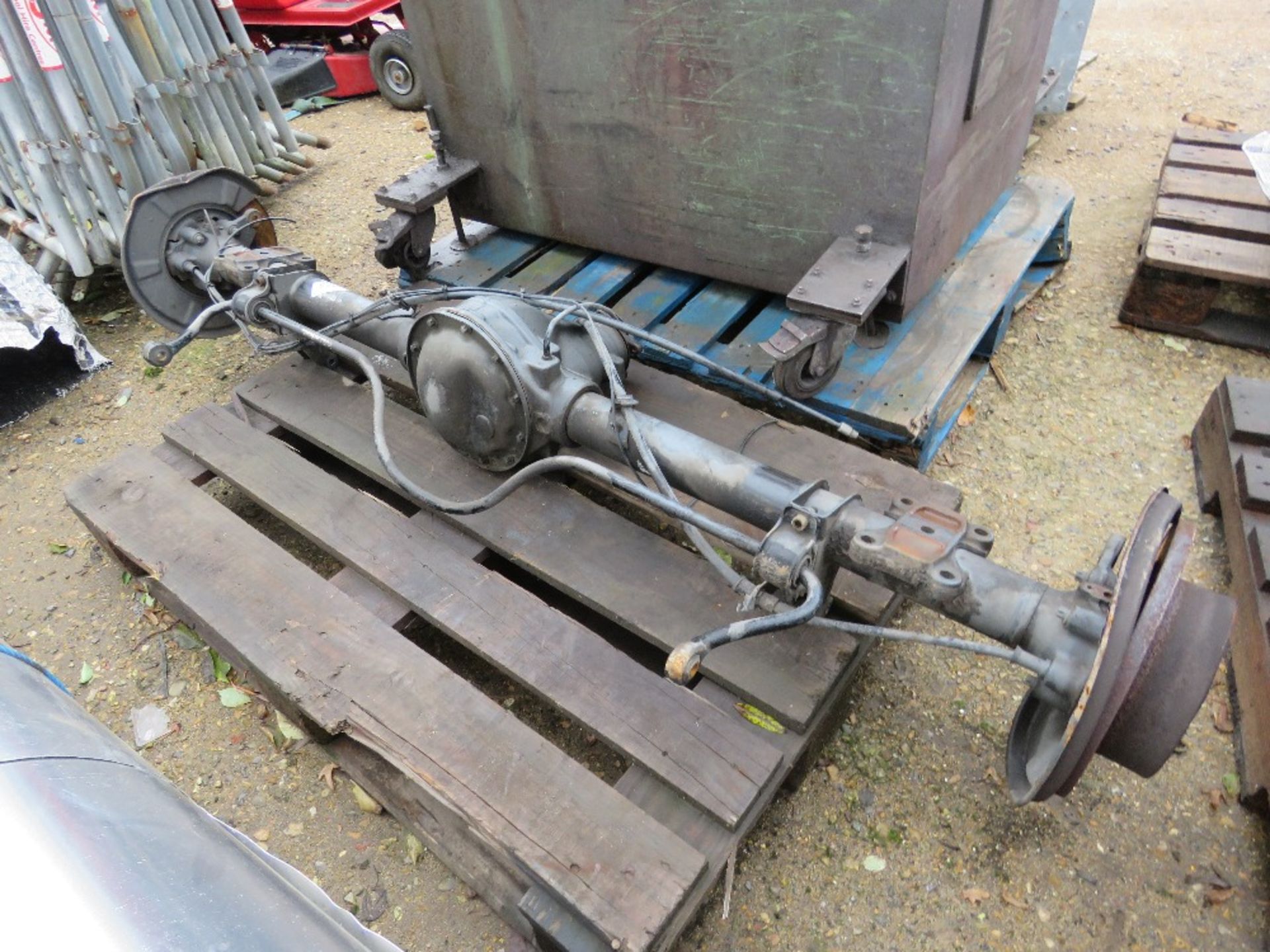 MERCEDES SPRINTER REAR AXLE. THIS LOT IS SOLD UNDER THE AUCTIONEERS MARGIN SCHEME, THEREFORE NO - Image 4 of 5