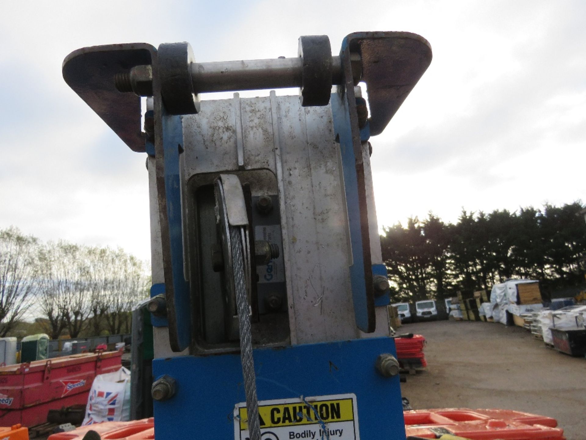 GENIE SLA10 MANUAL HOIST UNIT WITH FORKS. - Image 4 of 6