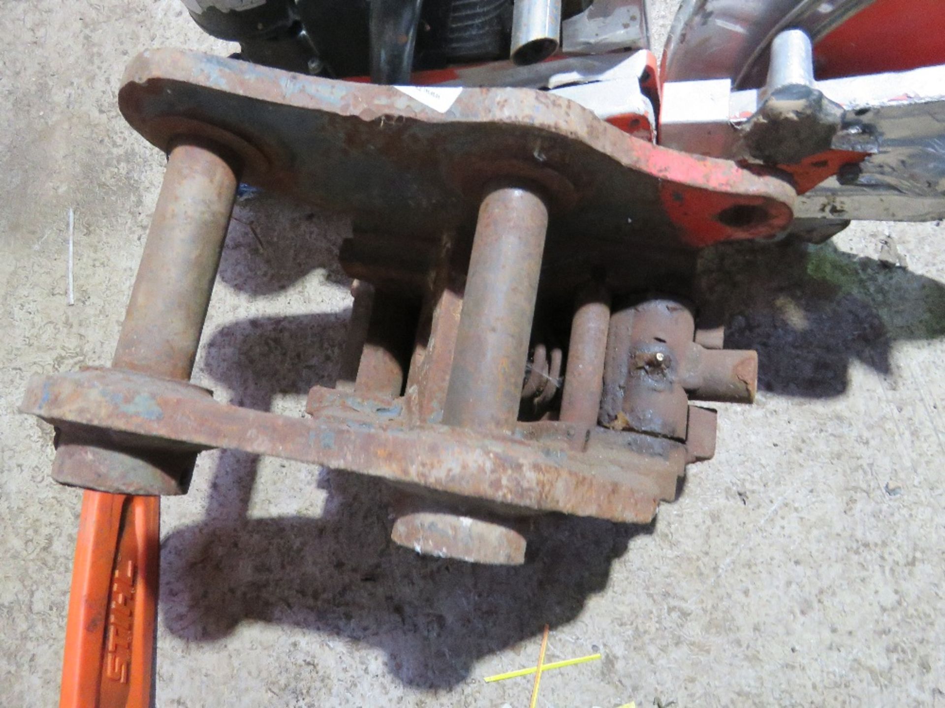 MANUAL QUICK HITCH FOR EXCAVATOR ON 40MM PINS. THIS LOT IS SOLD UNDER THE AUCTIONEERS MARGIN SCH - Image 2 of 3