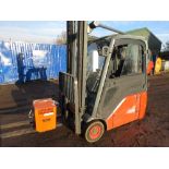 LINDE E16 CABBED 3 WHEEL BATTERY FORKLIFT, YEAR 2006 BUILD. SHOWING 992 REC HOURS. WITH CHARGER. SID
