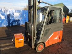 LINDE E16 CABBED 3 WHEEL BATTERY FORKLIFT, YEAR 2006 BUILD. SHOWING 992 REC HOURS. WITH CHARGER. SID