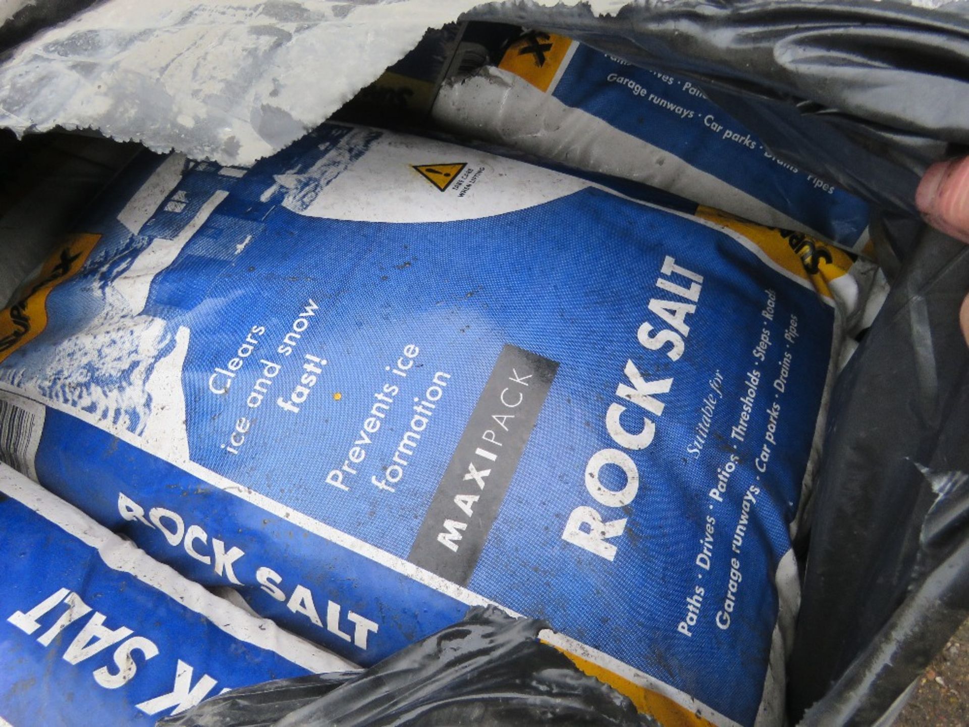PALLET CONTAINING 49NO BAGS OF ROCKSALT. THIS LOT IS SOLD UNDER THE AUCTIONEERS MARGIN SCHEME, TH - Image 2 of 3