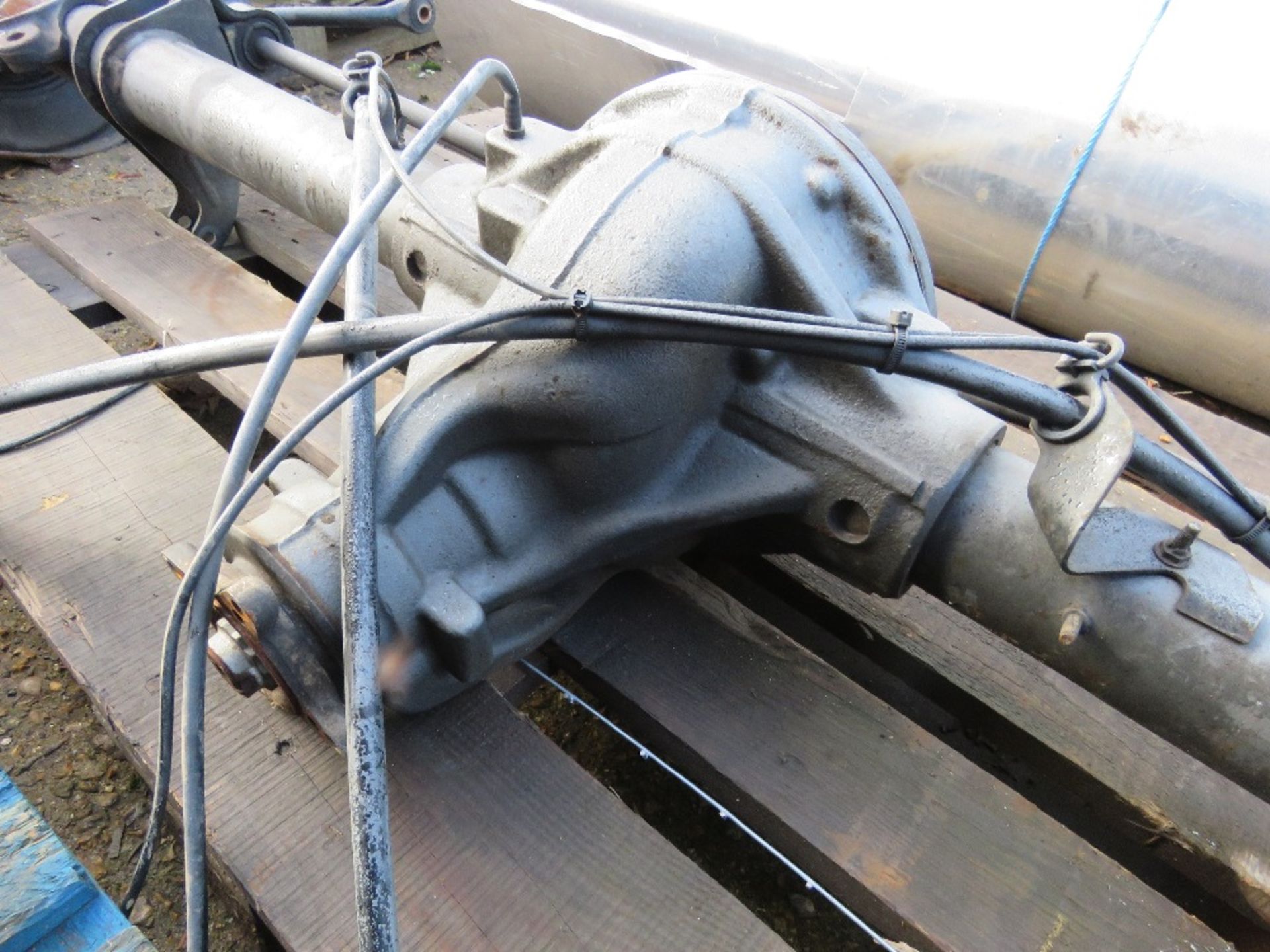 MERCEDES SPRINTER REAR AXLE. THIS LOT IS SOLD UNDER THE AUCTIONEERS MARGIN SCHEME, THEREFORE NO - Image 2 of 5