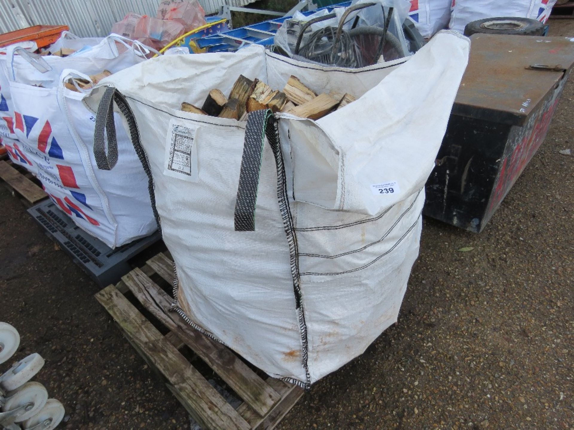 BULK BAG OF HARDWOOD FIRE WOOD LOGS. THIS LOT IS SOLD UNDER THE AUCTIONEERS MARGIN SCHEME, THERE