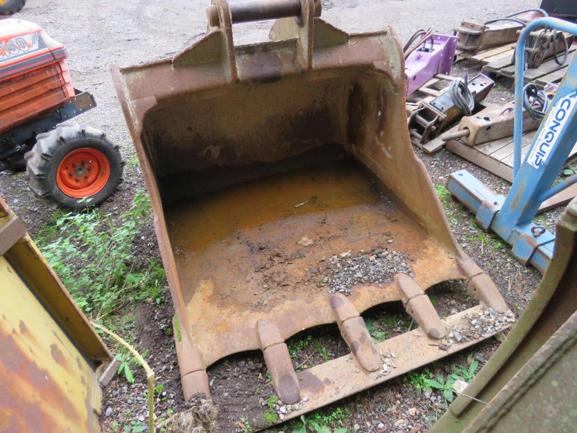 LARGE TOOTHE EXCAVATOR BUCKET 5FT WIDTH APPROX ON 80MM PINS. THIS LOT IS SOLD UNDER THE AUCTIONE - Image 2 of 3
