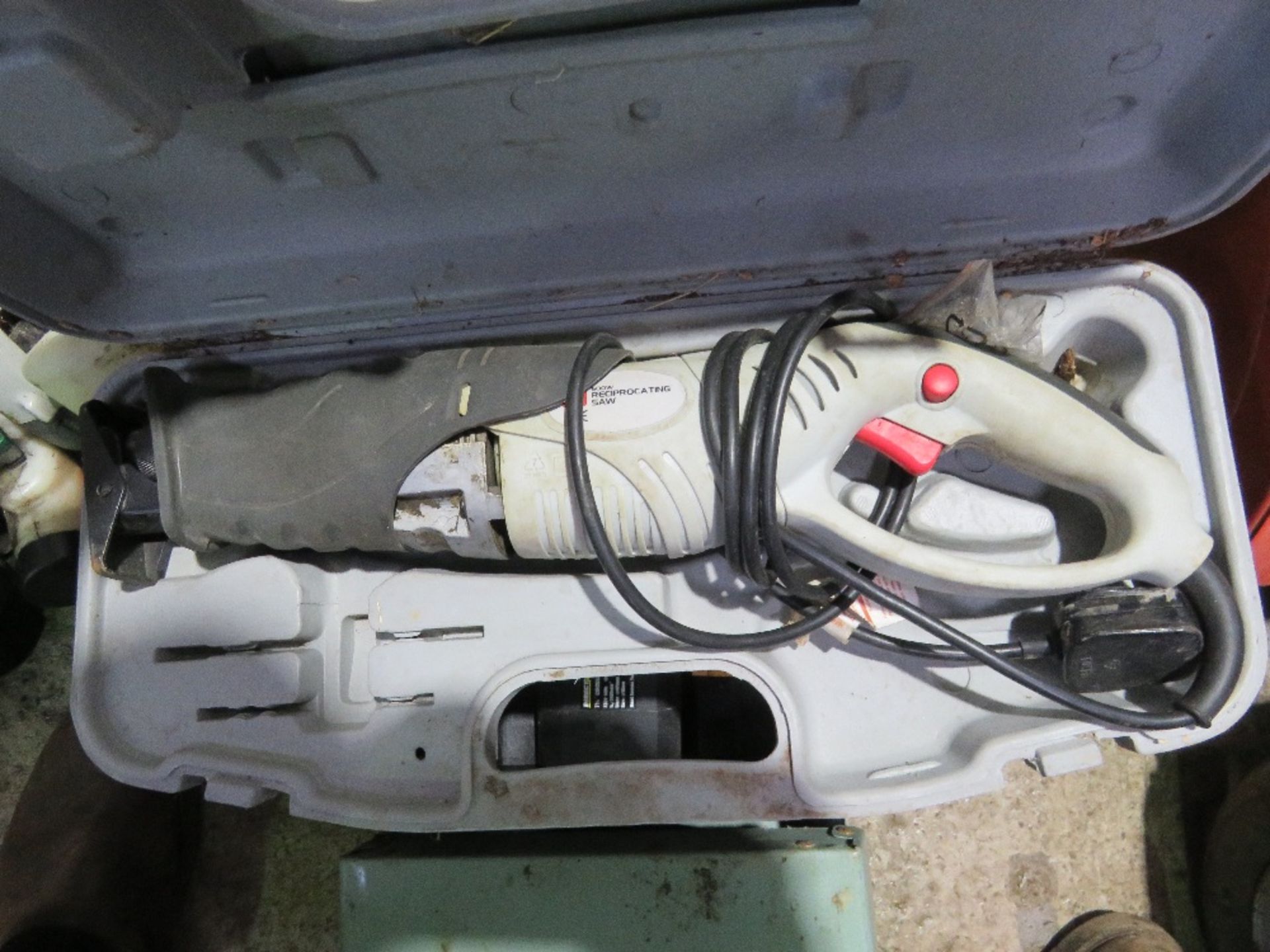 BATTERY SAW SET PLUS 2 X 240V SAWS. THIS LOT IS SOLD UNDER THE AUCTIONEERS MARGIN SCHEME, THEREF - Image 2 of 8