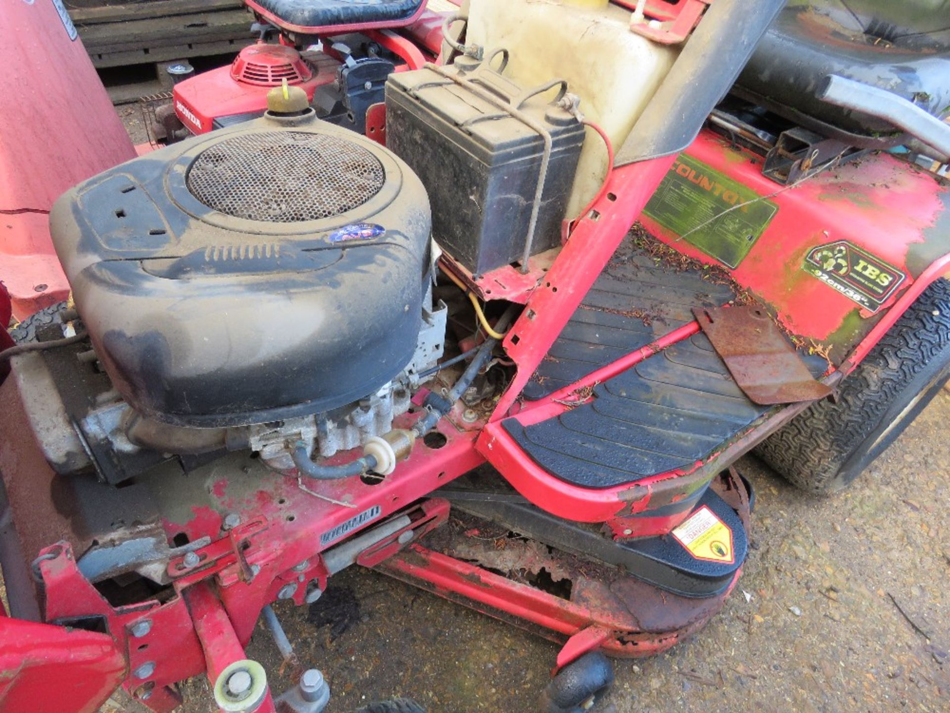 COUNTAX RIDE ON MOWER FOR SPARES OR REPAIR. THIS LOT IS SOLD UNDER THE AUCTIONEERS MARGIN SCHEME - Image 5 of 5