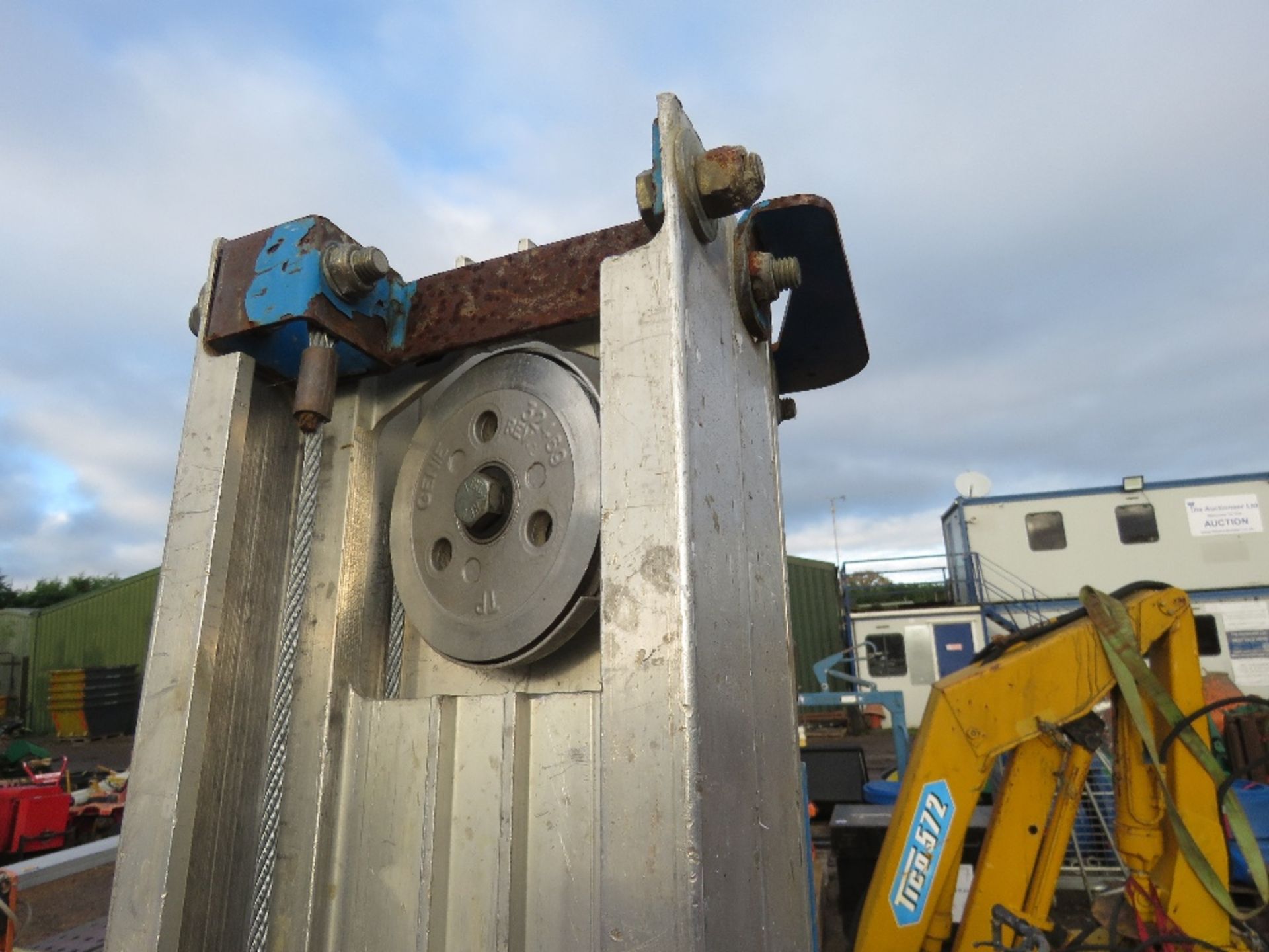 GENIE SLA10 MANUAL HOIST UNIT WITH FORKS. - Image 6 of 6