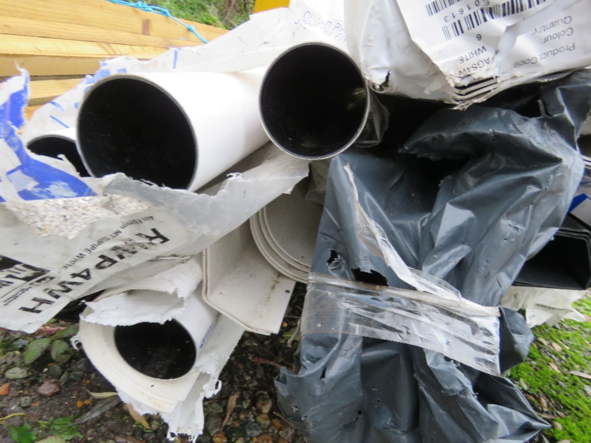 ASSORTED LONG LENGTH PLASTIC GUTTERING ITEMS. THIS LOT IS SOLD UNDER THE AUCTIONEERS MARGIN SCHEM - Image 9 of 10