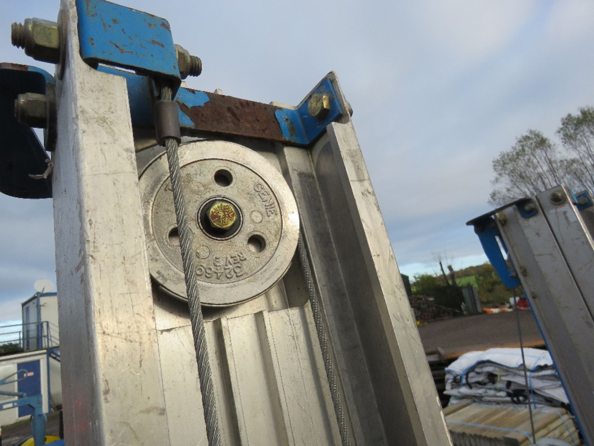 GENIE SLA10 MANUAL HOIST UNIT WITH FORKS. - Image 6 of 6