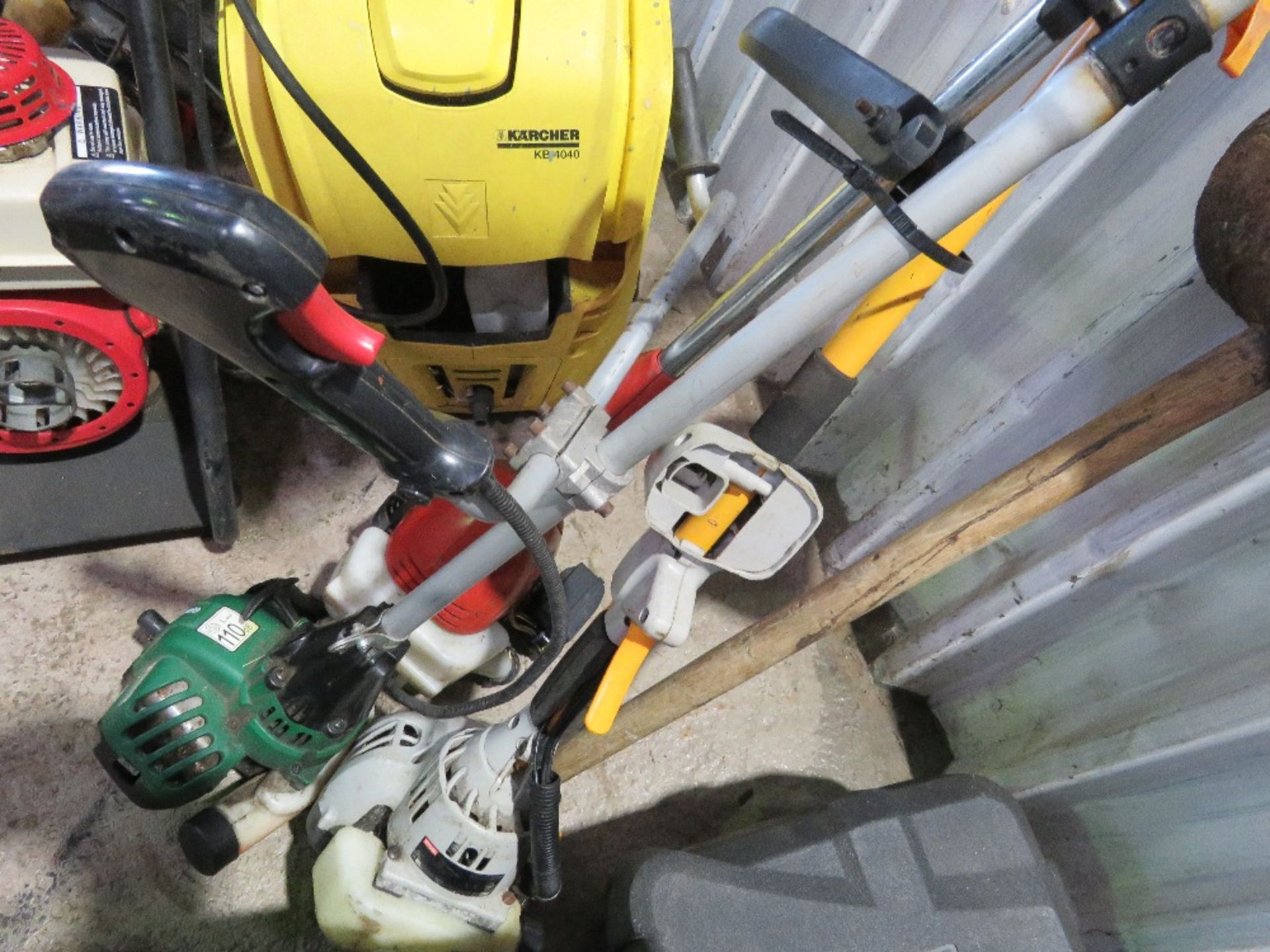 WOODEN MALLET PLUS 3 X STRIMMERS. THIS LOT IS SOLD UNDER THE AUCTIONEERS MARGIN SCHEME, THEREFOR - Image 6 of 6