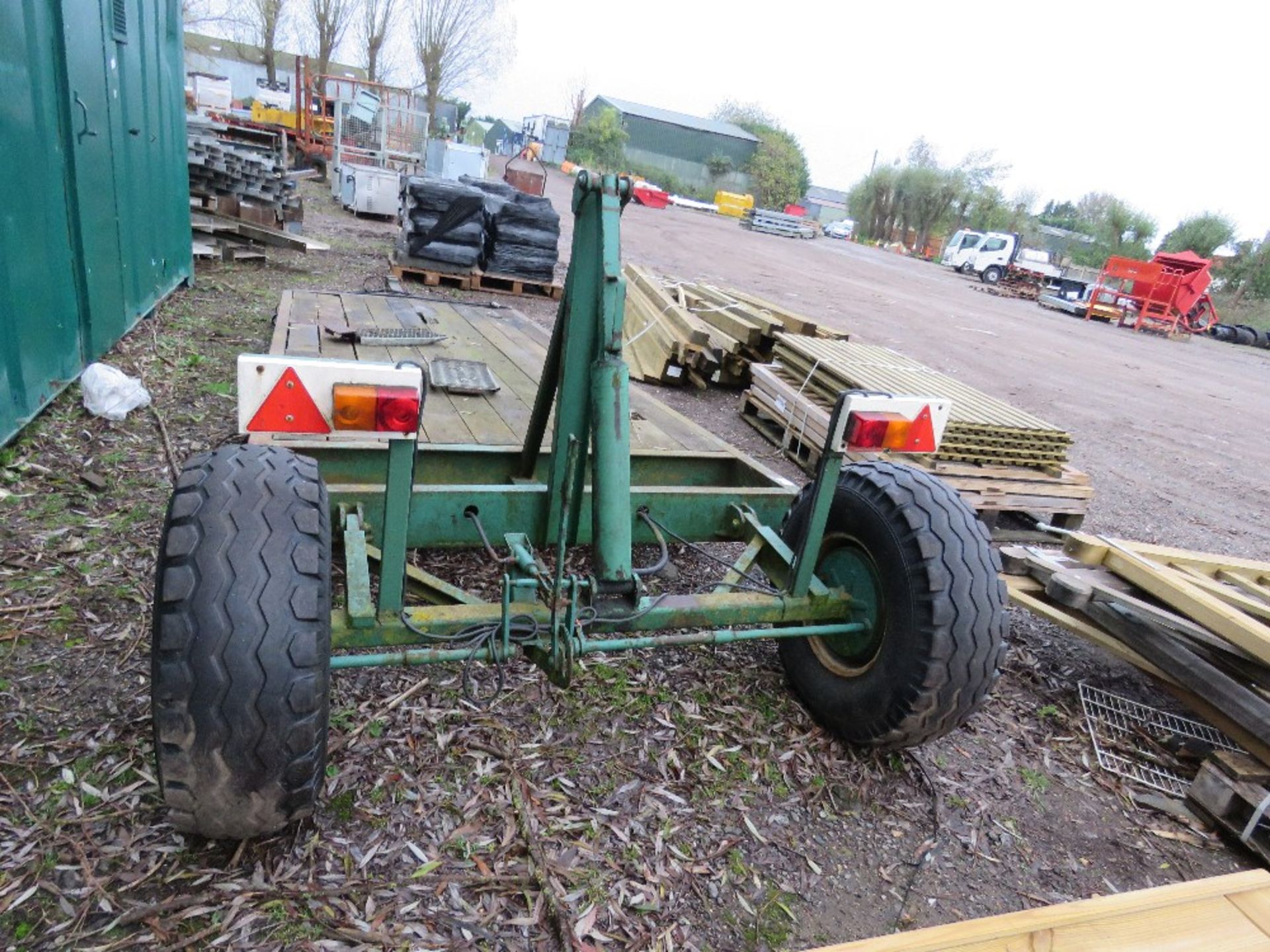 DROP BED SINGLE AXLE TRACTOR DRAWN LOW LOADER TRAILER WITH HYDRAULIC LOWERING BED PLUS 2 SHORT RAMPS - Image 6 of 7