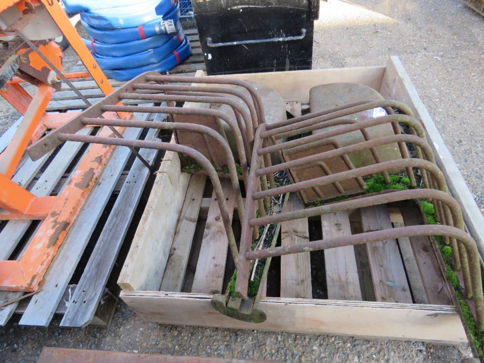 2 CAST IRON MANGERS/ ANIMAL FEEDERS, IDEAL FOR DECORATIVE GARDEN PLANTERS. THIS LOT IS SOLD UNDE - Image 2 of 4