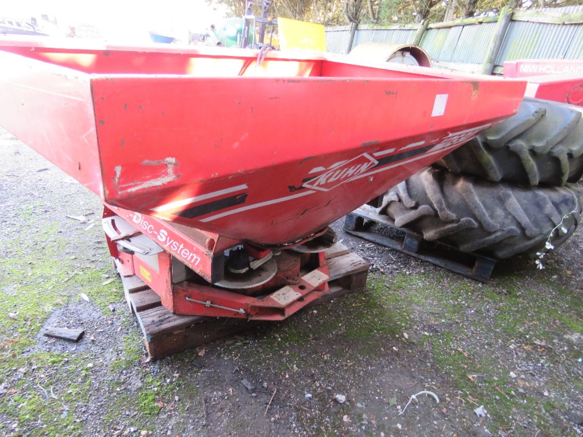 KUHN MULTIDISC 931 TRACTOR MOUNTED FERTILISER SPREADER. DIRECT FROM LOCAL SMALLHOLDING. THIS LOT I - Image 4 of 8