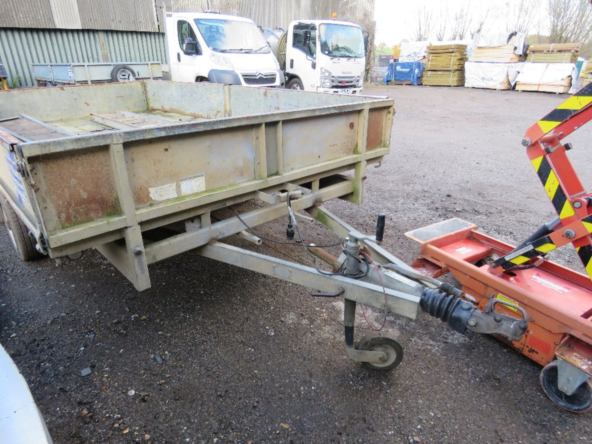 IFOR WILLIAMS TWIN AXLED LM126G PLANT TRAILER WITH SIDES AND RAMPS. SN:122545. (TOWED 100 MILES LOAD - Image 2 of 9