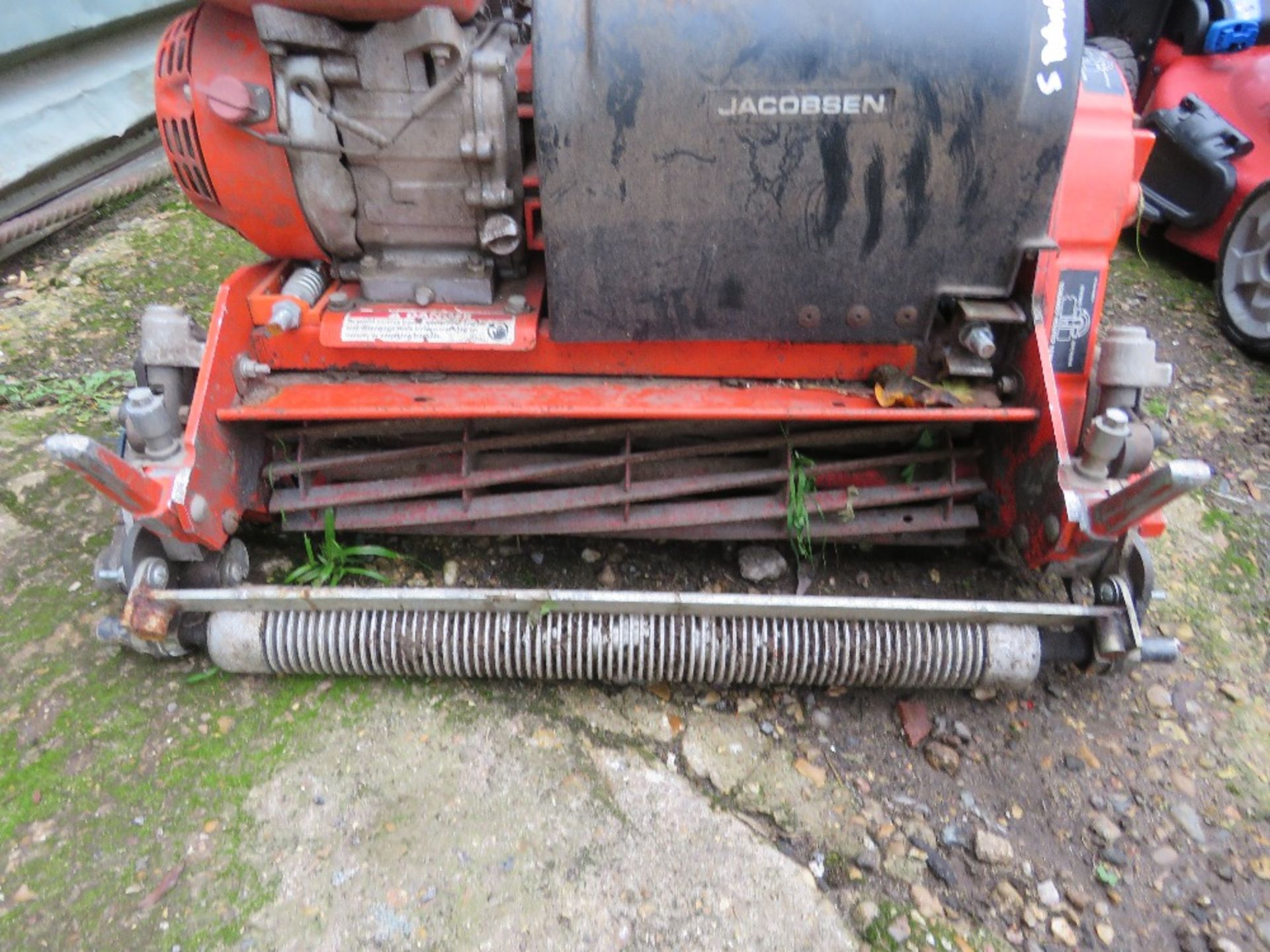 JACOBSEN PETROL ENGINED GREEN KING 522 CYLINDER LAWN MOWERN HONDA ENGINE, NO BOX. THIS LOT IS SOL - Image 3 of 6