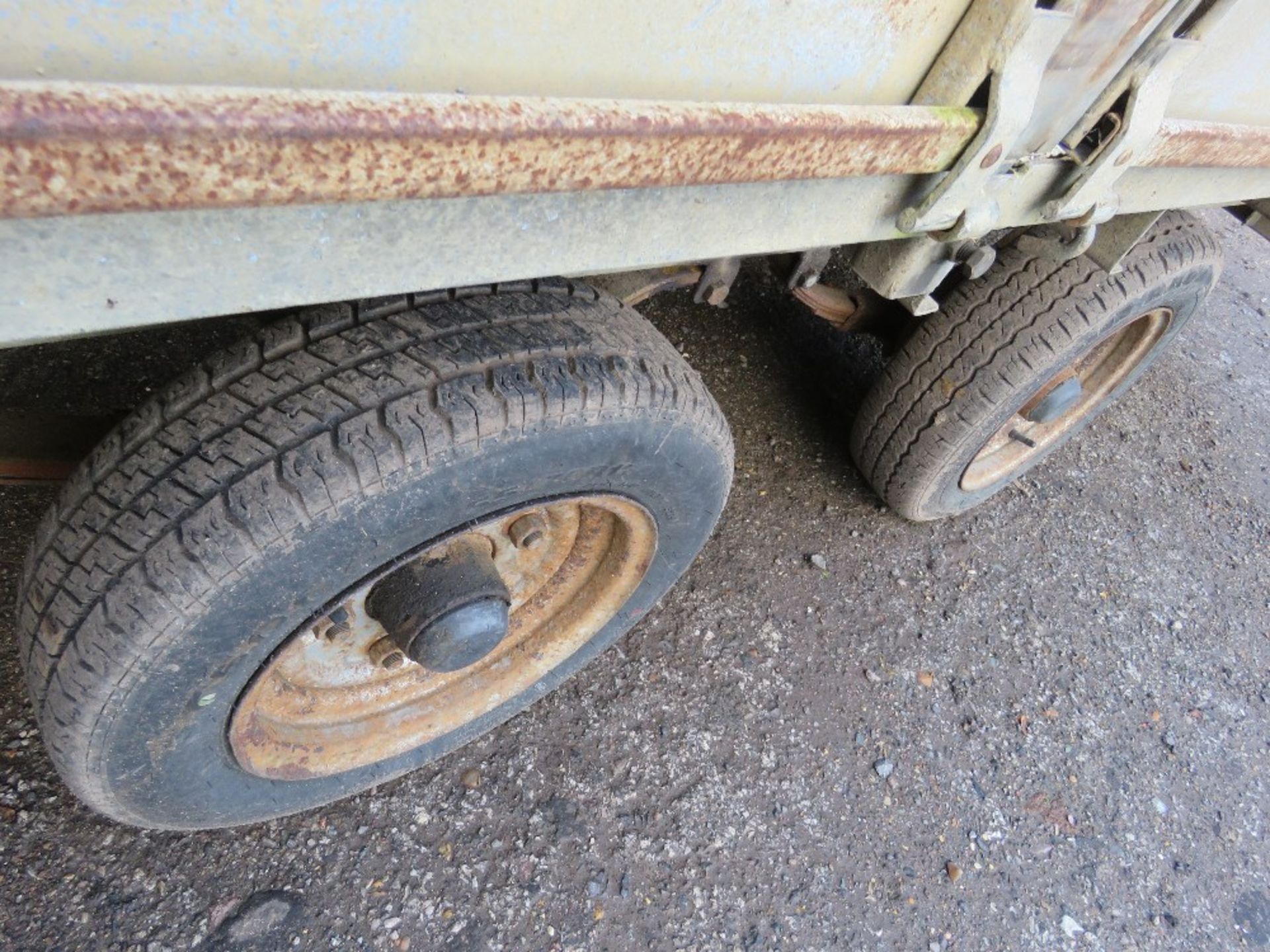 IFOR WILLIAMS TWIN AXLED LM126G PLANT TRAILER WITH SIDES AND RAMPS. SN:122545. (TOWED 100 MILES LOAD - Image 6 of 9