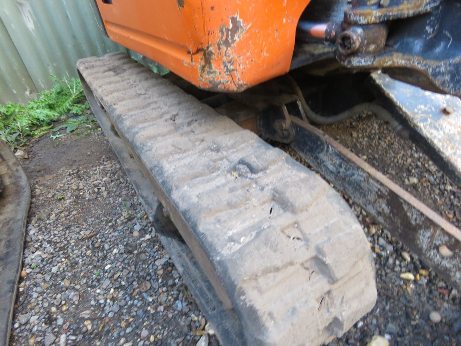 HITACHI ZAXIS 19U RUBBER TRACKED MINI EXCAVATOR, YEAR 2017 BUILD, WITH 2 BUCKETS, 2822 RECORDED HOUR - Image 10 of 13