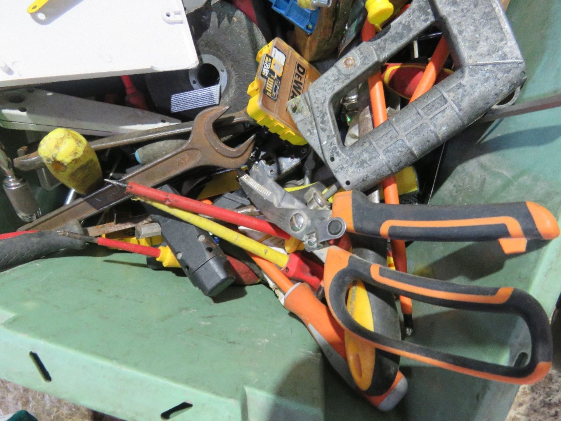 4 TRAYS OF ASSORTED TOOLS AND SUNDRIES. - Image 11 of 11
