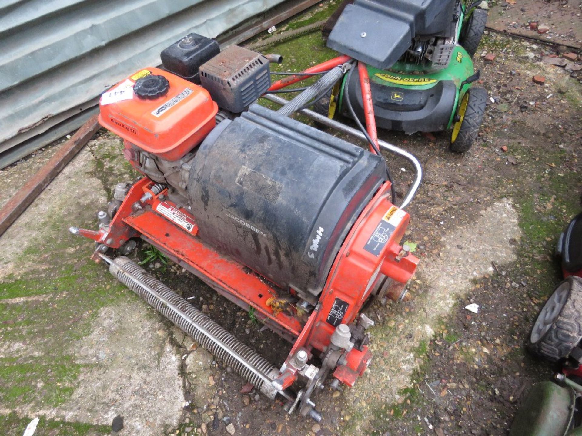 JACOBSEN PETROL ENGINED GREEN KING 522 CYLINDER LAWN MOWERN HONDA ENGINE, NO BOX. THIS LOT IS SOL - Image 2 of 6