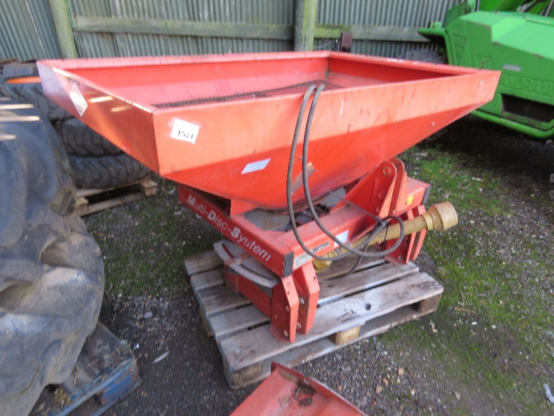 KUHN MULTIDISC 931 TRACTOR MOUNTED FERTILISER SPREADER. DIRECT FROM LOCAL SMALLHOLDING. THIS LOT I - Image 2 of 8