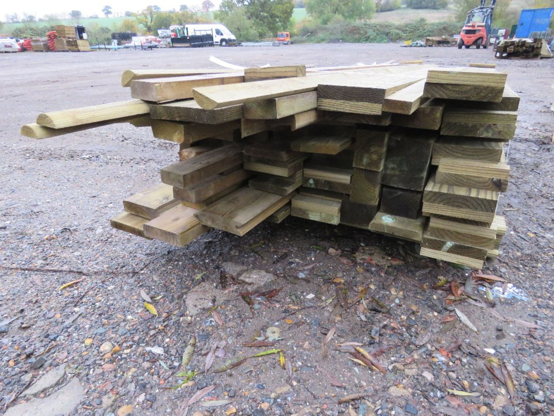PACK OF ASSORTED FENCING TIMBERS AND POSTS. - Image 2 of 3