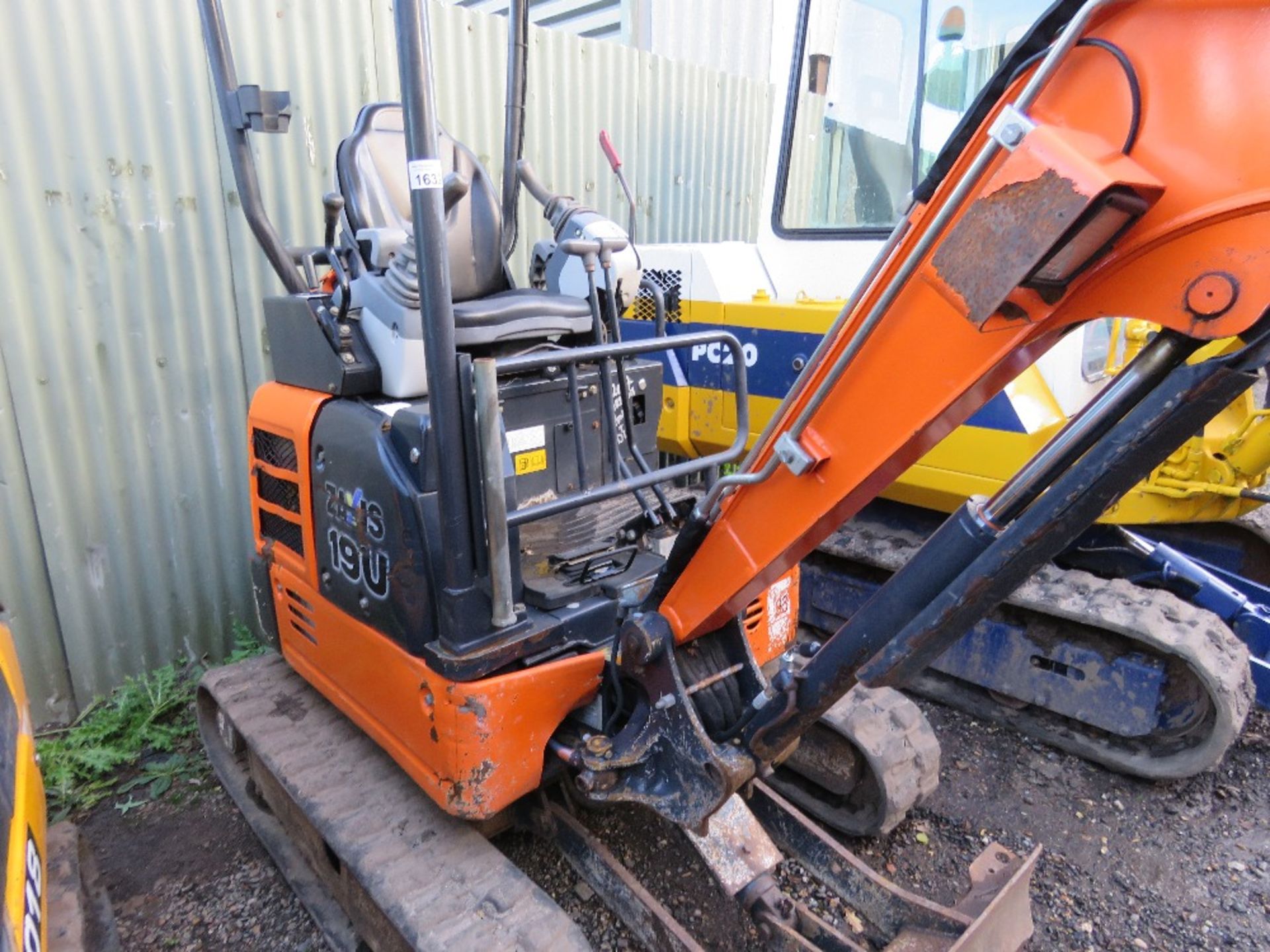 HITACHI ZAXIS 19U RUBBER TRACKED MINI EXCAVATOR, YEAR 2017 BUILD, WITH 2 BUCKETS, 2822 RECORDED HOUR - Image 6 of 13