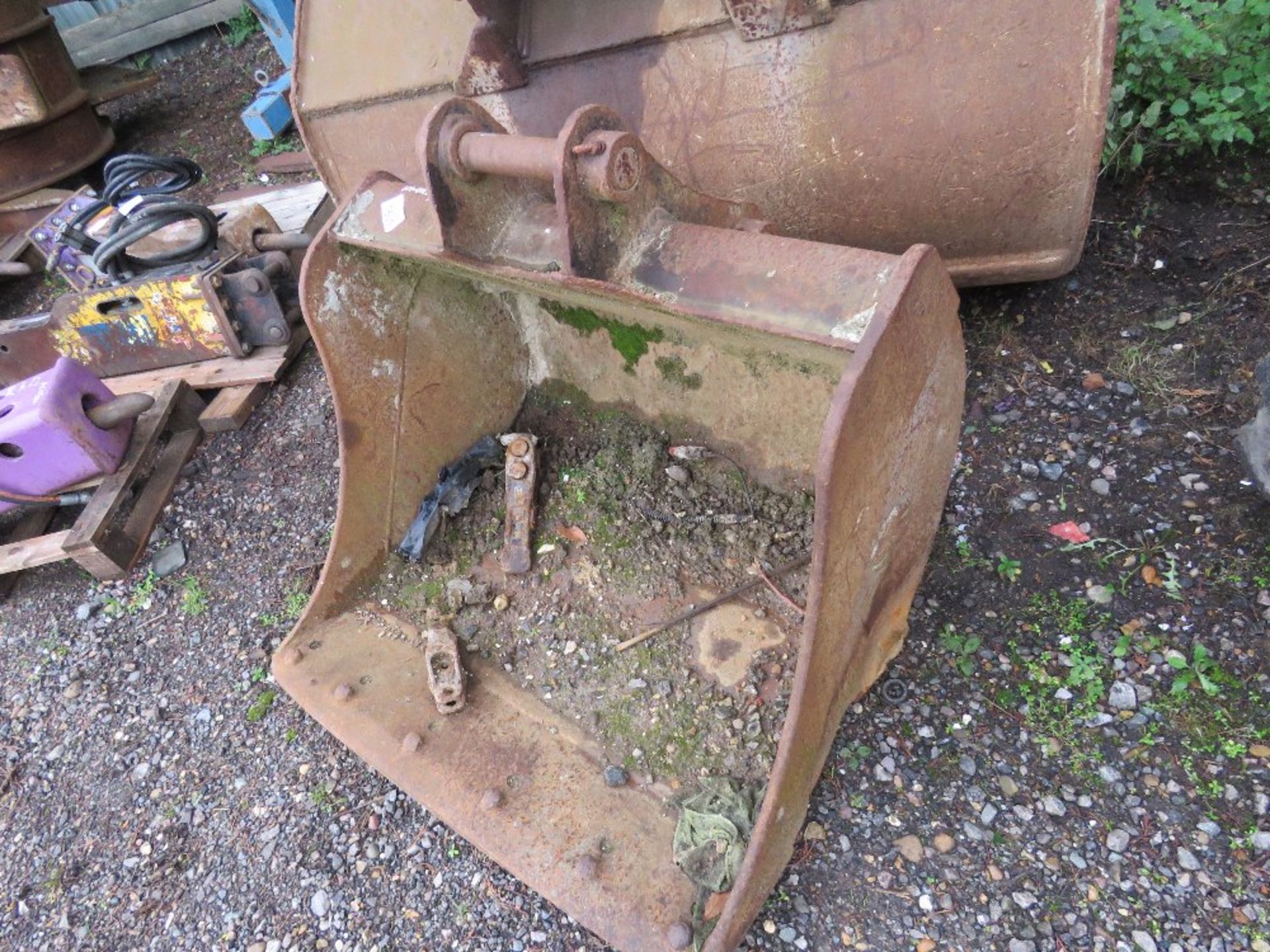 3FT WIDE EXCAVATOR BUCKET ON 45MM PINS. THIS LOT IS SOLD UNDER THE AUCTIONEERS MARGIN SCHEME, TH - Image 2 of 3