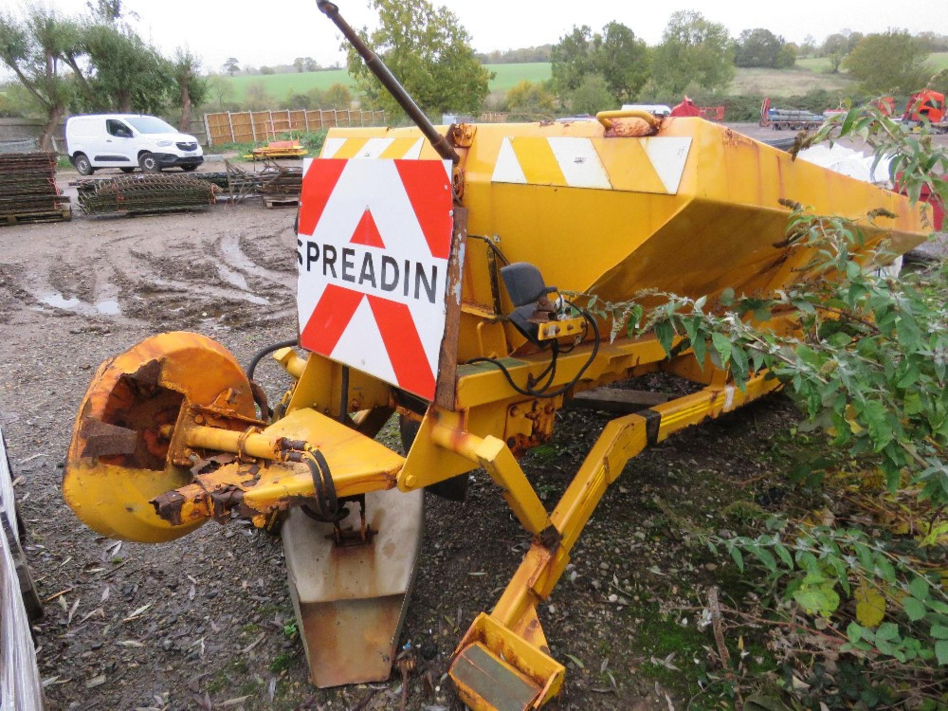 GRITTER BODY ON HL5 FRAME, 10FT LENGTH APPROX. SUITABLE FOR 7.5 TONNE HOOK LOADER LORRY. - Image 4 of 6
