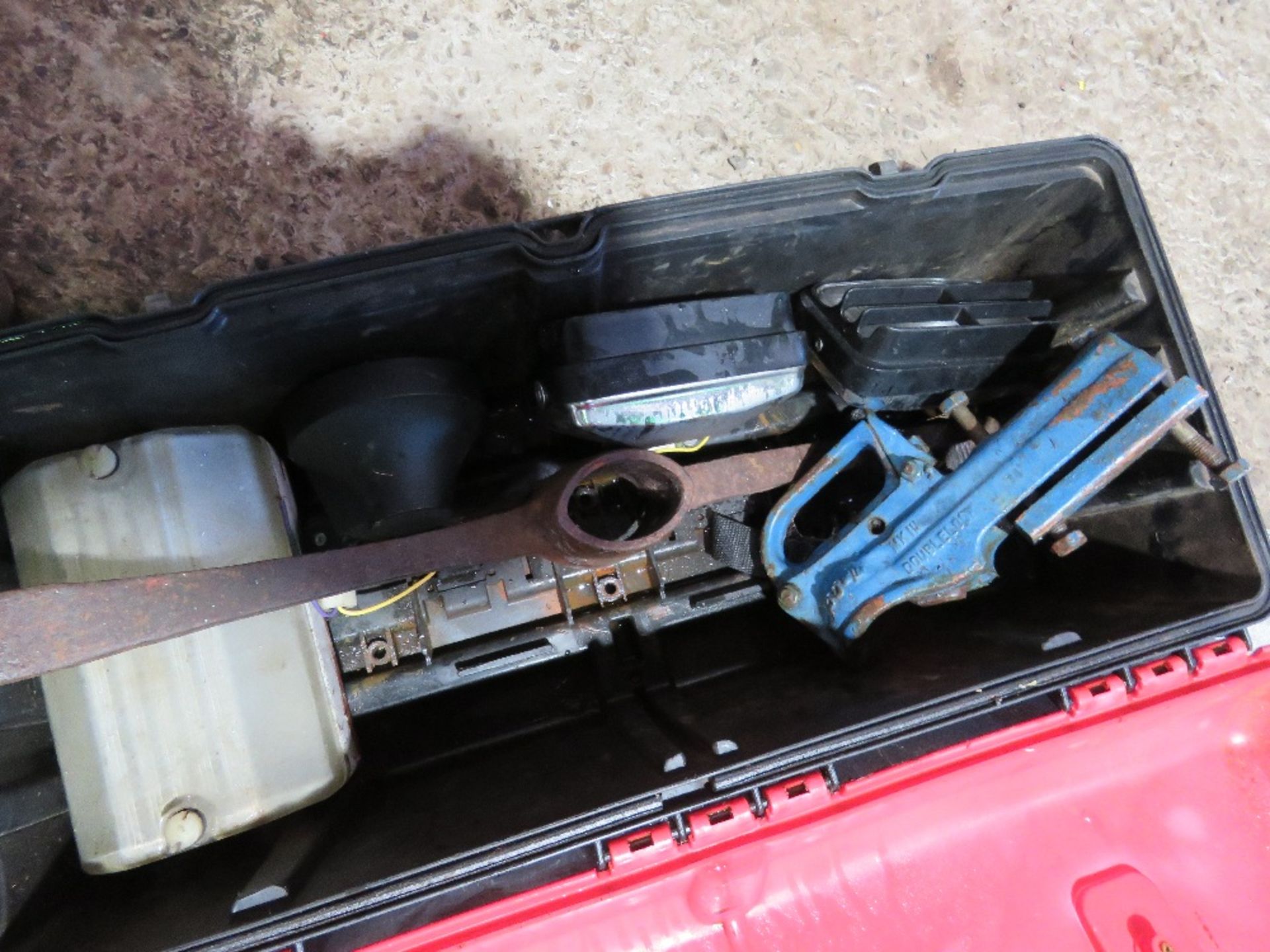DRAIN RODS PLUS A DAF TOOL BOX. - Image 3 of 4