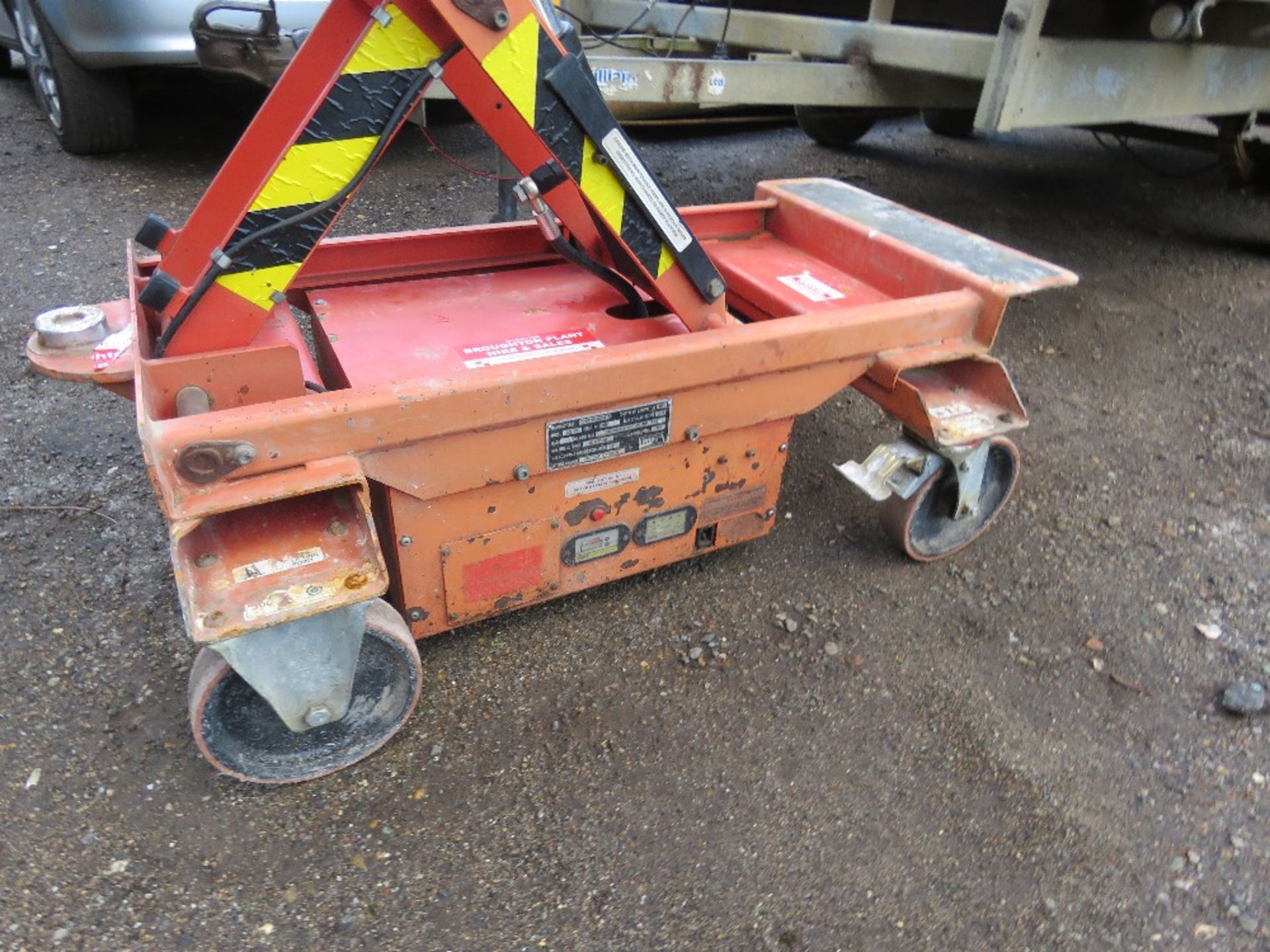 POP UP SCISSOR LIFT ACCESS UNIT. YEAR 2008 BUILD. . WHEN TESTED WAS SEEN TO LIFT AND LOWER. DIRECT - Image 3 of 8