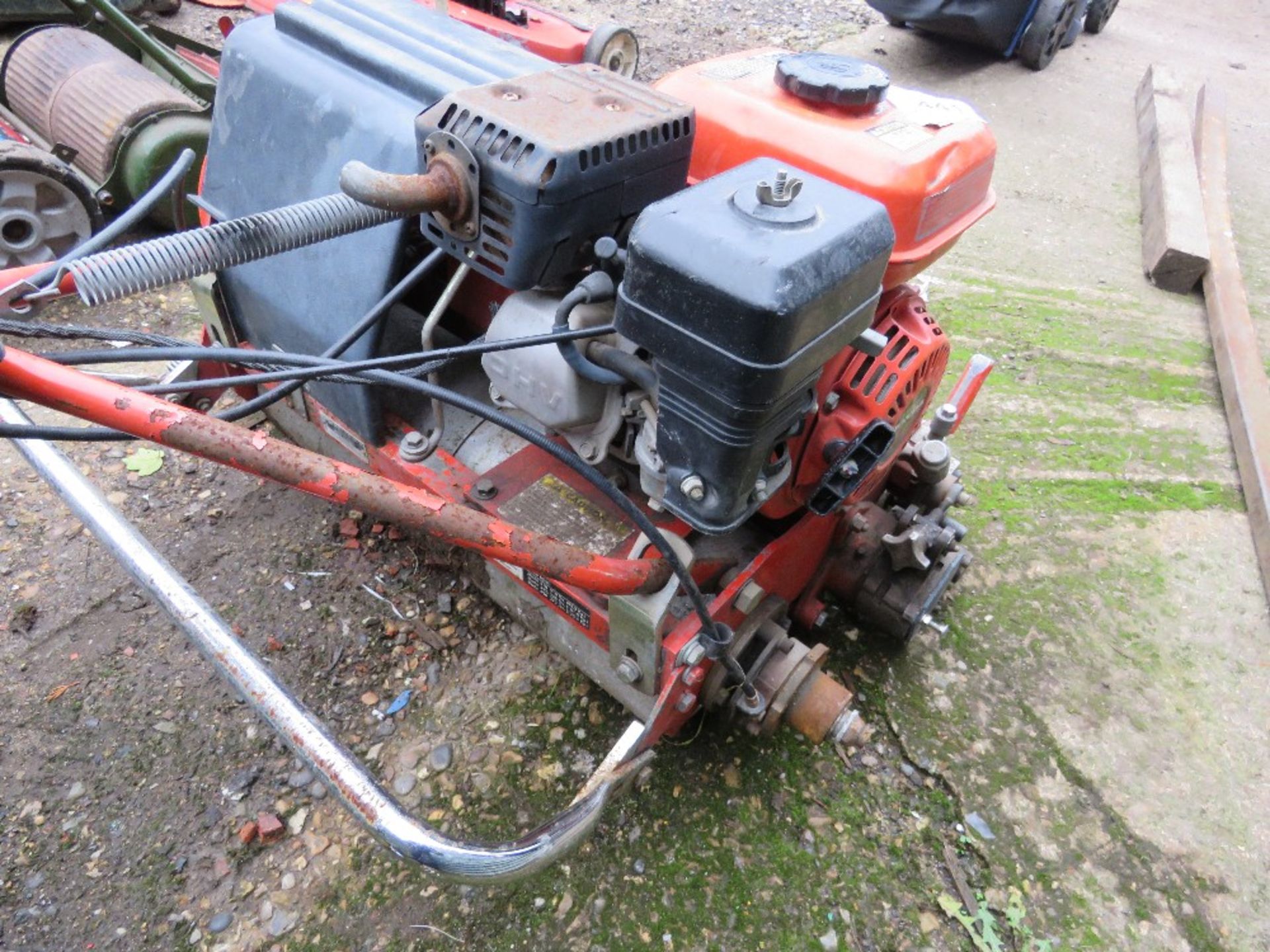 JACOBSEN PETROL ENGINED GREEN KING 522 CYLINDER LAWN MOWERN HONDA ENGINE, NO BOX. THIS LOT IS SOL - Image 4 of 6