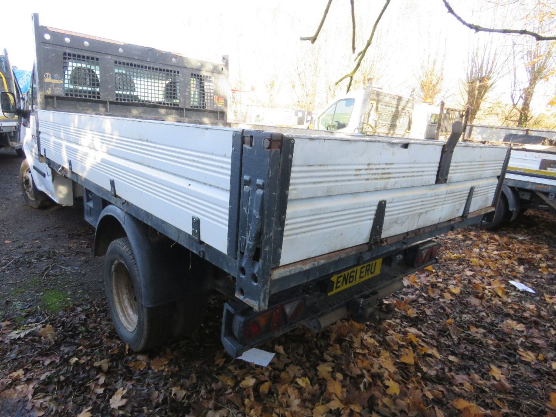 FORD TRANSIT 350 TWIN WHEEL 3.5TONNE TIPPER BODIED TRUCK REG:EN61 ERU . 129,873REC MILES. MOT RECEN - Image 4 of 10