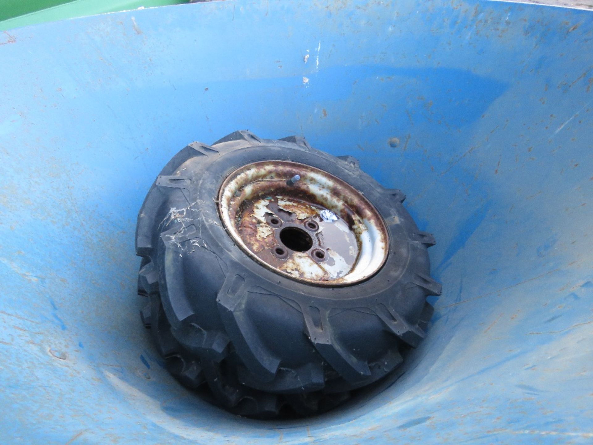 QUAD TOWED FERTILISER SPREADER, WHEEL DRIVEN. DIRECT FROM LOCAL FARM. - Image 2 of 4