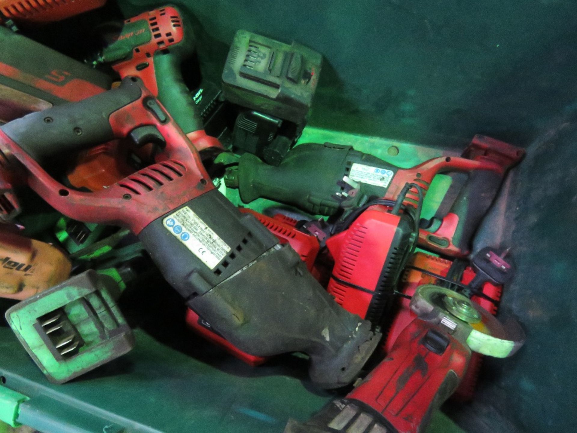 BOX OF ASSORTED BATTERY DRIVERS, INCLUDING SNAPON TYPE.OWNER RETIRING. THIS LOT IS SOLD UNDER THE - Image 6 of 6
