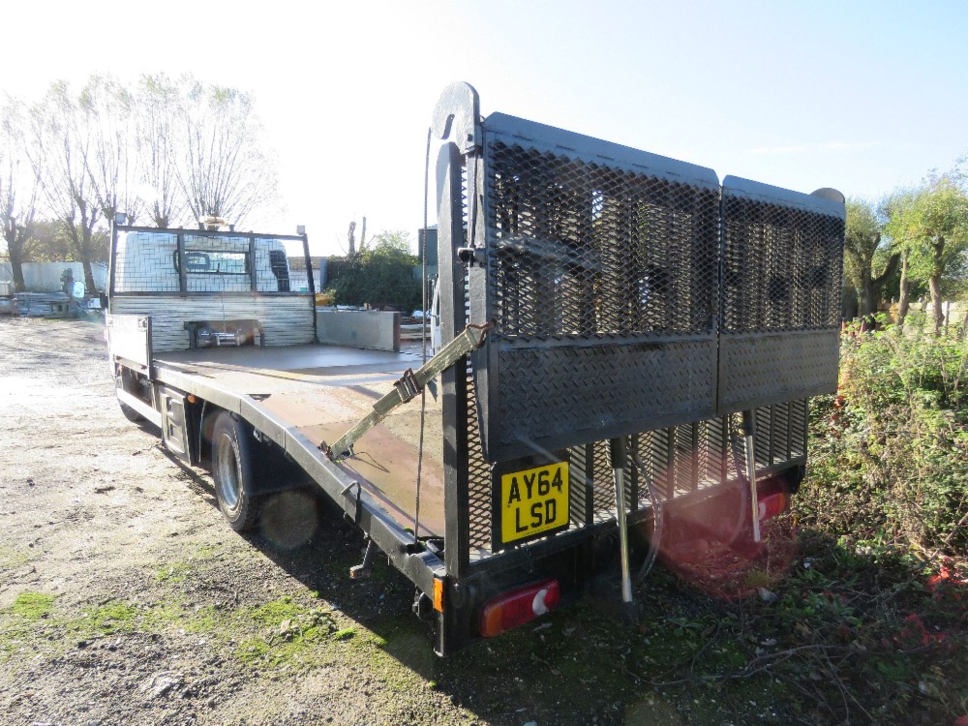 MITSUBISHI FUSO AUTOMATIC BEAVERTAIL PLANT LORRY REG: AY64 LSD. FIRST REGISTERED 25/09/14. WITH FUL - Image 5 of 12