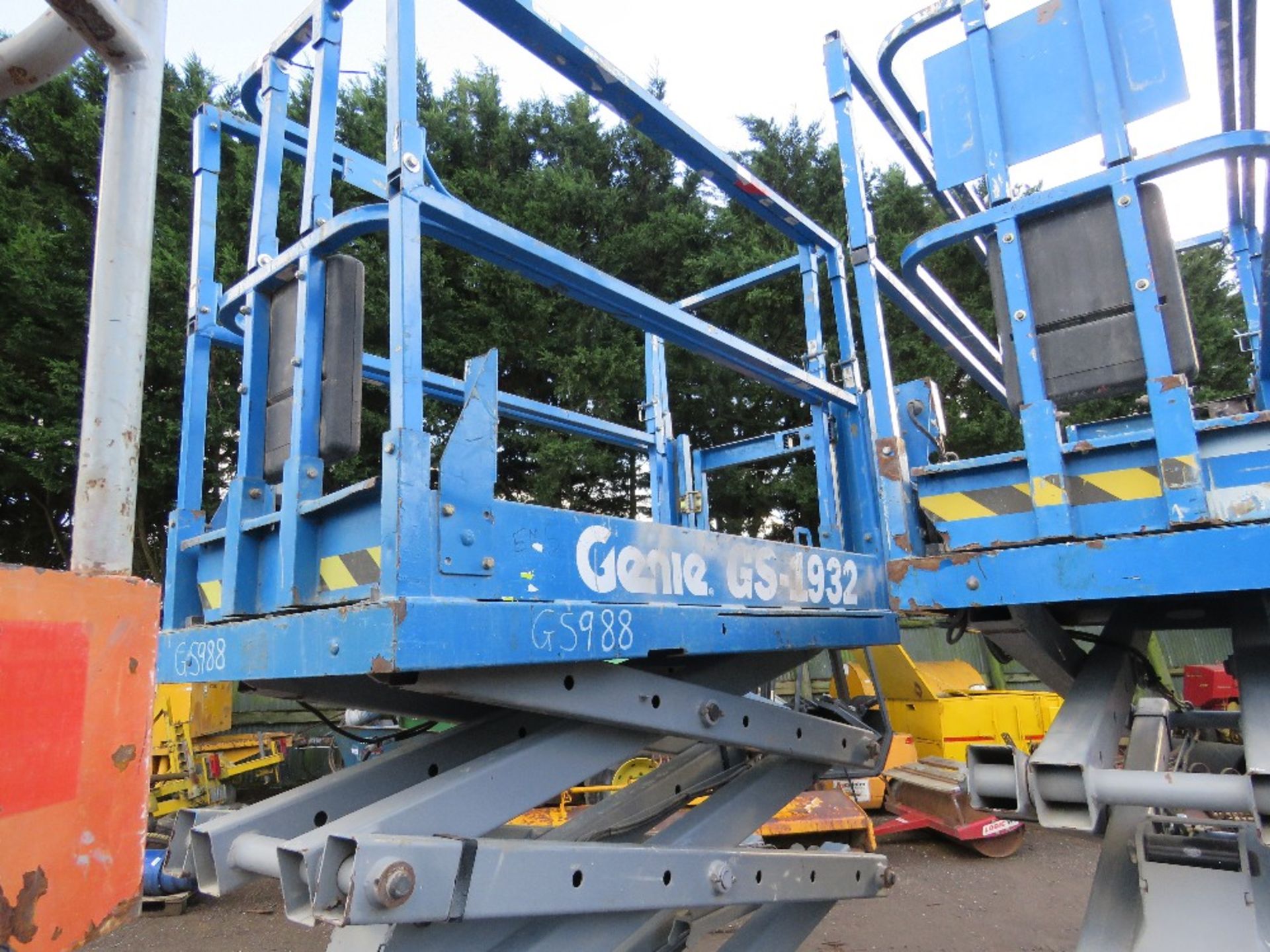 GENIE GS1932 SCISSOR LIFT ACCESS UNIT. YEAR 2008 BUILD. SN:GS3008C-988. WHEN TESTED WAS SEEN TO DRI - Image 8 of 10