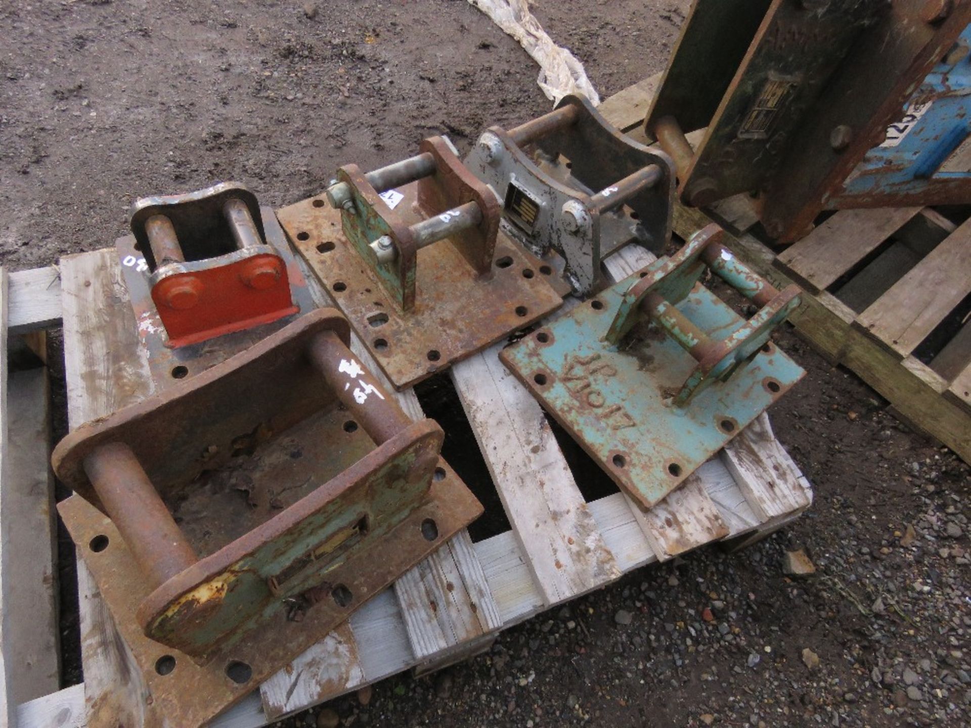 5 X ASSORTED EXCAVATOR BREAKER HEADSTOCKS/ MOUNTING BRACKETS, 30MM - 45MM PINS. DIRECT FROM LOCAL C - Image 4 of 5