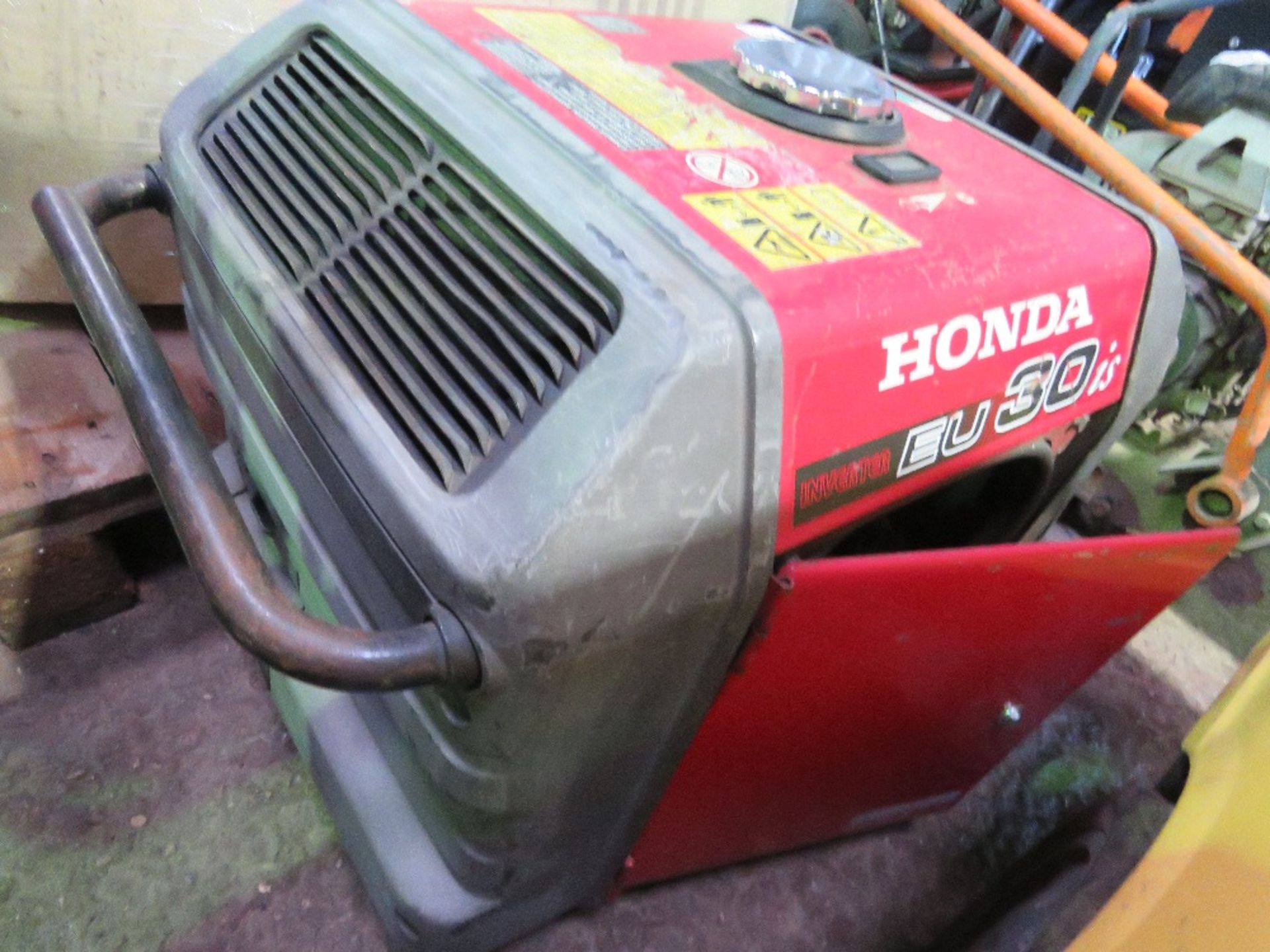 HONDA EU30is CAMPING GENERATOR, CONDITION UNKNOWN. THIS LOT IS SOLD UNDER THE AUCTIONEERS MARGIN - Image 4 of 4