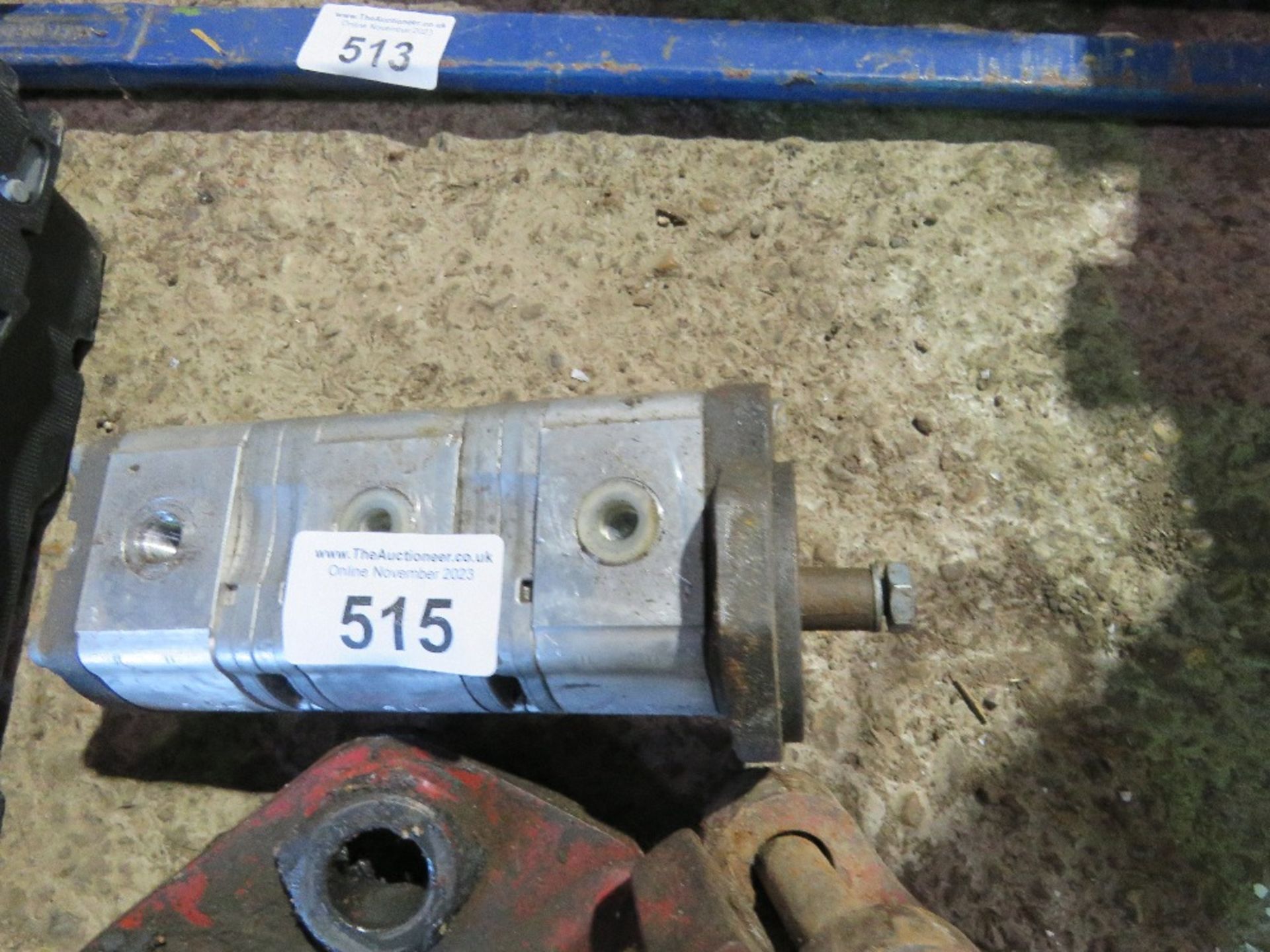 MANUAL QUICK HITCH 30MM PINS, PLUS JCB HYDRAULIC MINI DIGGER PUMP. THIS LOT IS SOLD UNDER THE AU - Image 2 of 4